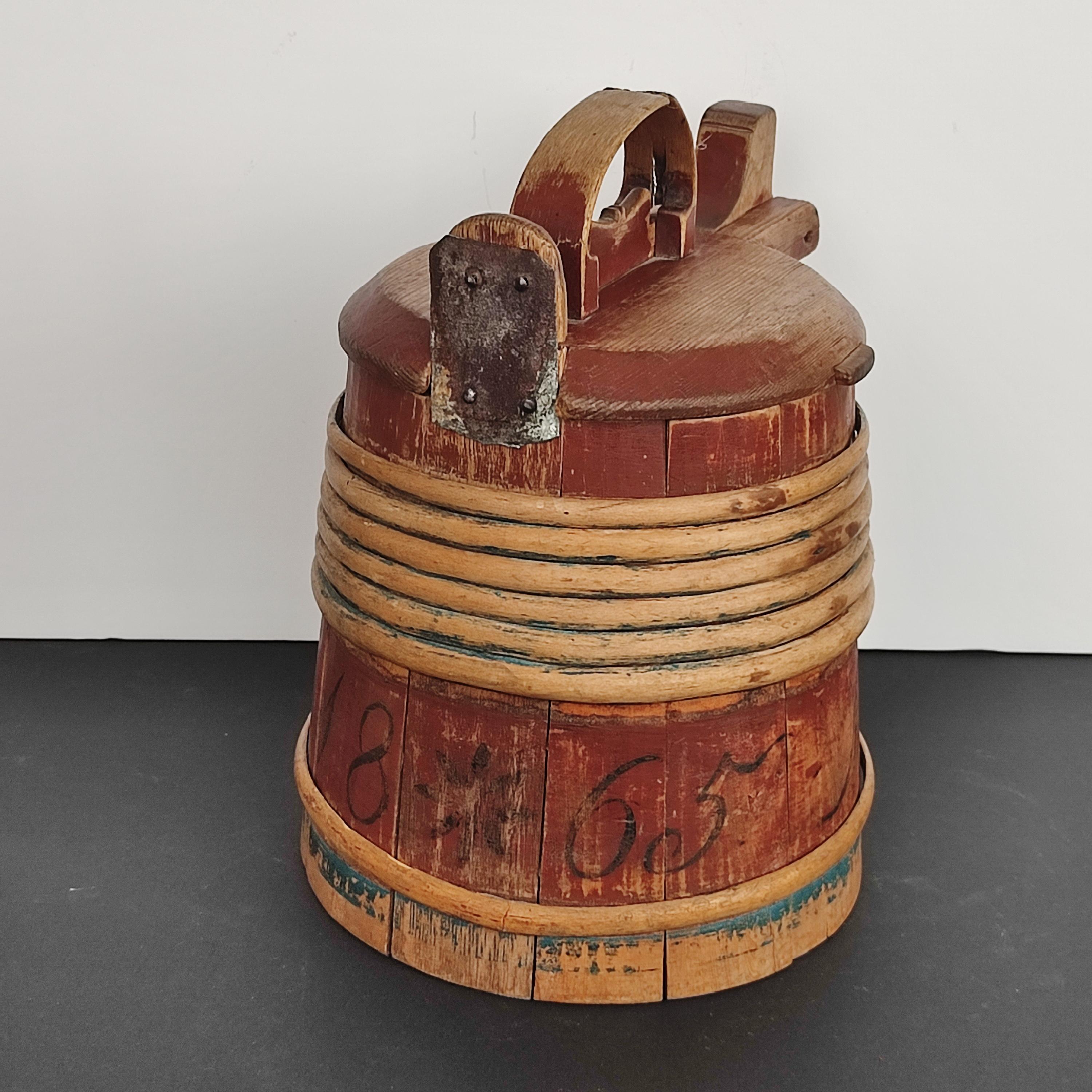 Boccale con coperchio in legno di arte popolare scandinava, norvegese, datato 1865 In condizioni discrete in vendita a Bochum, NRW