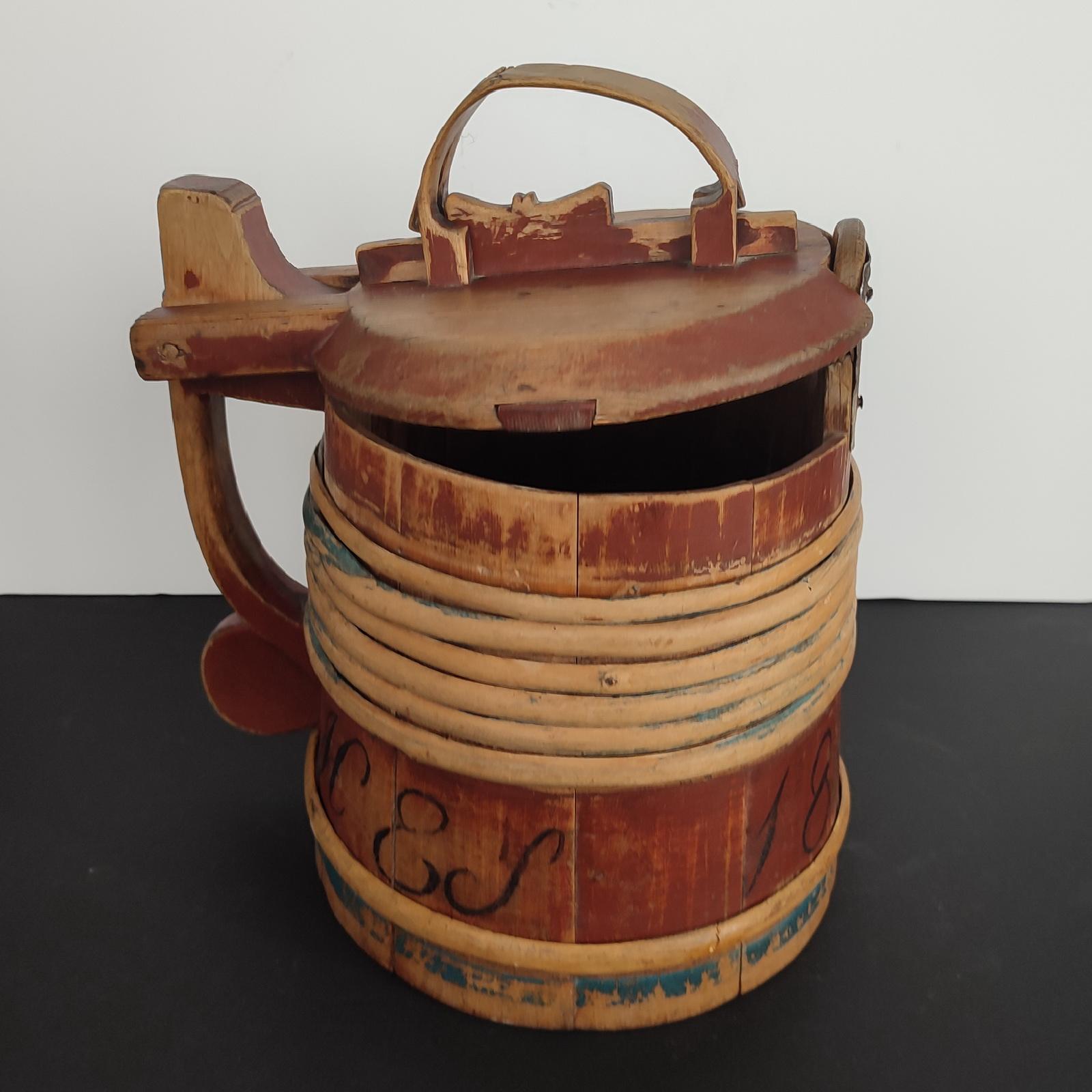 XIX secolo Boccale con coperchio in legno di arte popolare scandinava, norvegese, datato 1865 in vendita