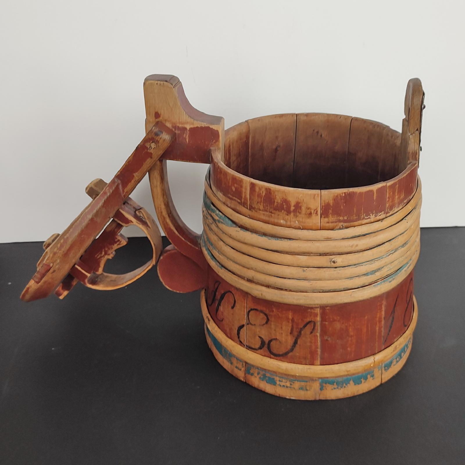 Legno Boccale con coperchio in legno di arte popolare scandinava, norvegese, datato 1865 in vendita
