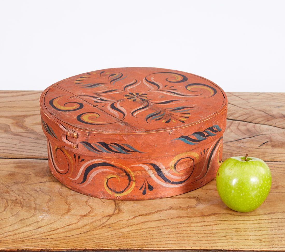 Bonne boîte à provisions en bois courbé peinte par le folklore norvégien au début du 19e siècle, sur fond orange, décorée de fleurs stylisées et conservant la peinture d'origine sur une surface agréablement sèche.