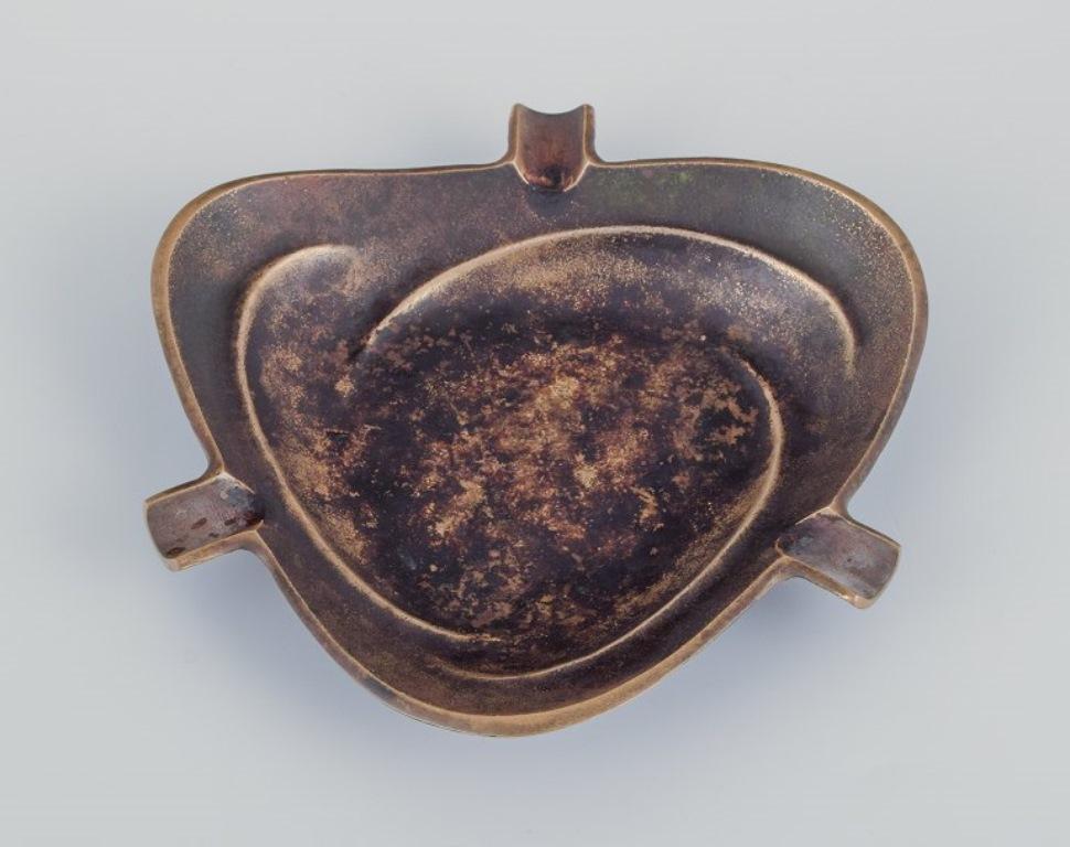 Scandinavian foundry. Cigar ashtray in solid bronze. 
Art Deco style.
Approximately 1940.
In perfect condition with a beautiful patina.
Dimensions: W 20.0 cm x H 3.0 cm.