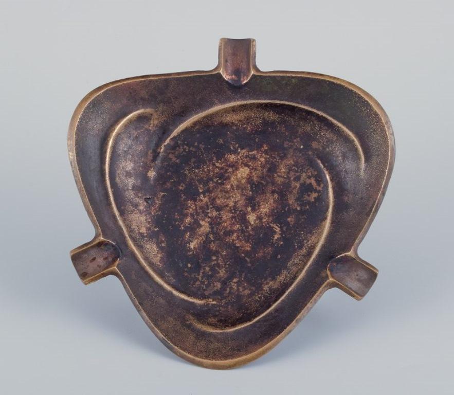 Mid-20th Century Scandinavian foundry. Cigar ashtray in solid bronze. Art Deco style.