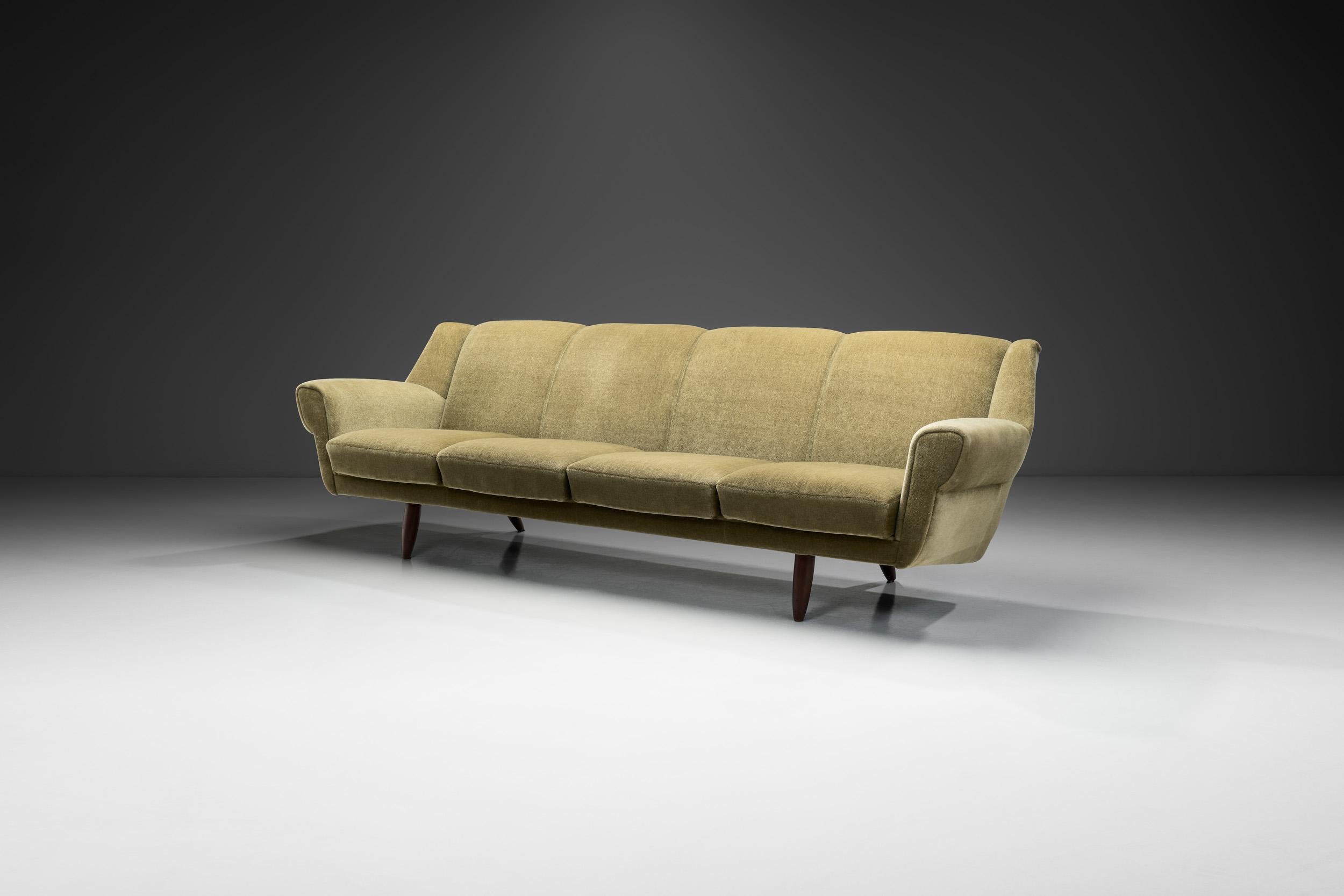 Ce magnifique canapé quatre places The Modern Scandinavian rappelle l'apogée du design moderne nordique du milieu du siècle dernier. Grâce à sa forme géométrique et à ses pieds fins et effilés, il est exceptionnellement douillet et élégant. Les