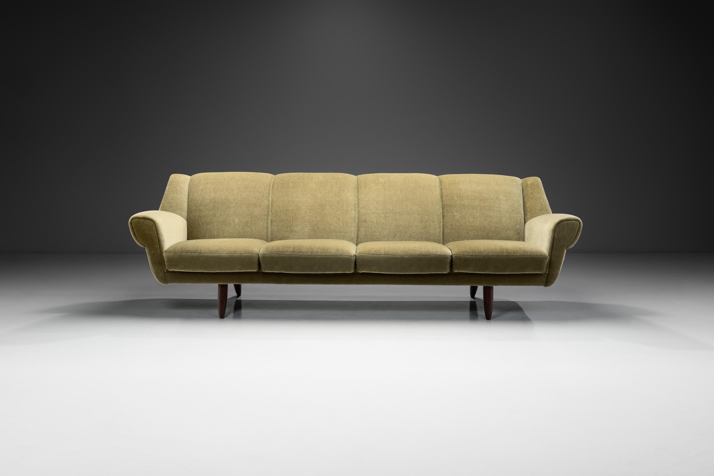 Scandinave moderne Canapé scandinave vert à quatre places, Scandinavie, milieu du 20e siècle en vente