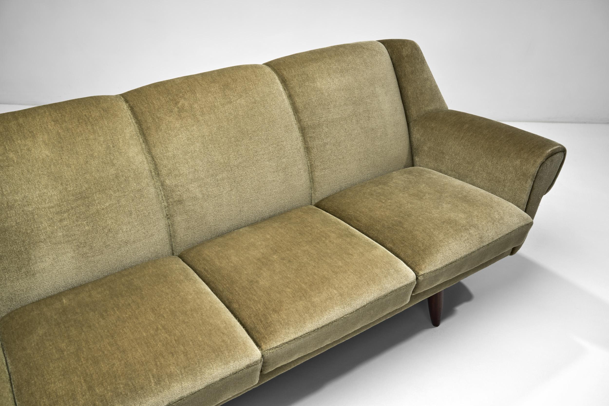 Tissu Canapé scandinave vert à quatre places, Scandinavie, milieu du 20e siècle en vente