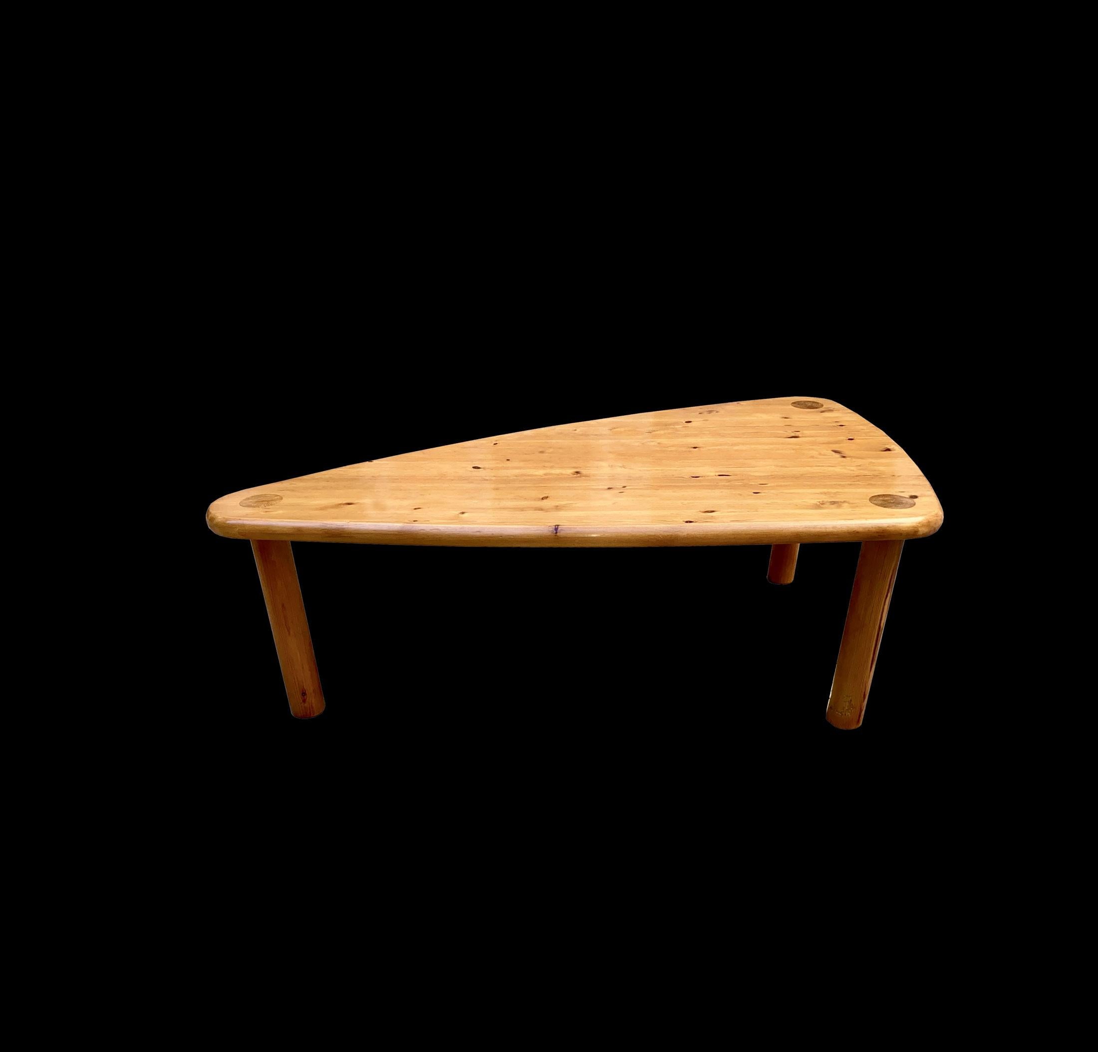 Table de forme libre Suède
Table basse en pin du nord d'origine scandinave, de forme libre, datant des années 1960. Forme très proche des créations de Charlotte Perriand
