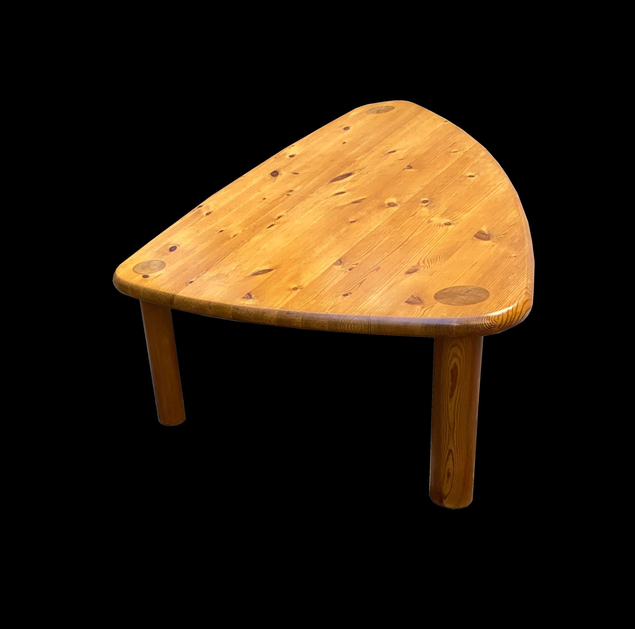 Mid-Century Modern Table scandinave de forme libre en pin du nord dans l'esprit de Charlotte Perriand en vente