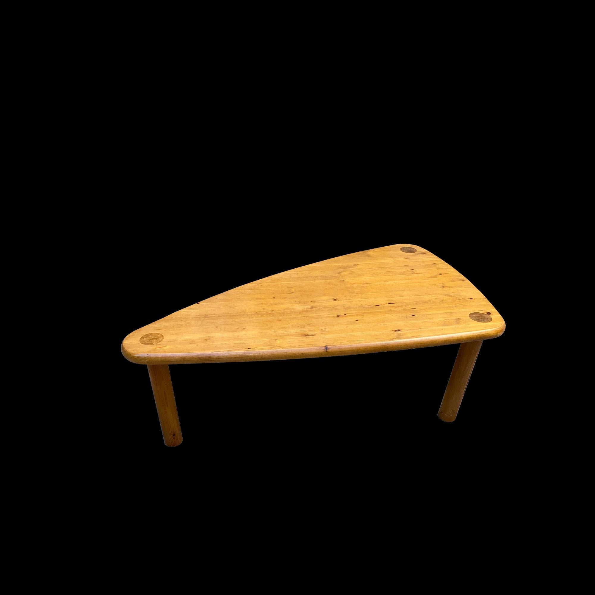 Danois Table scandinave de forme libre en pin du nord dans l'esprit de Charlotte Perriand en vente