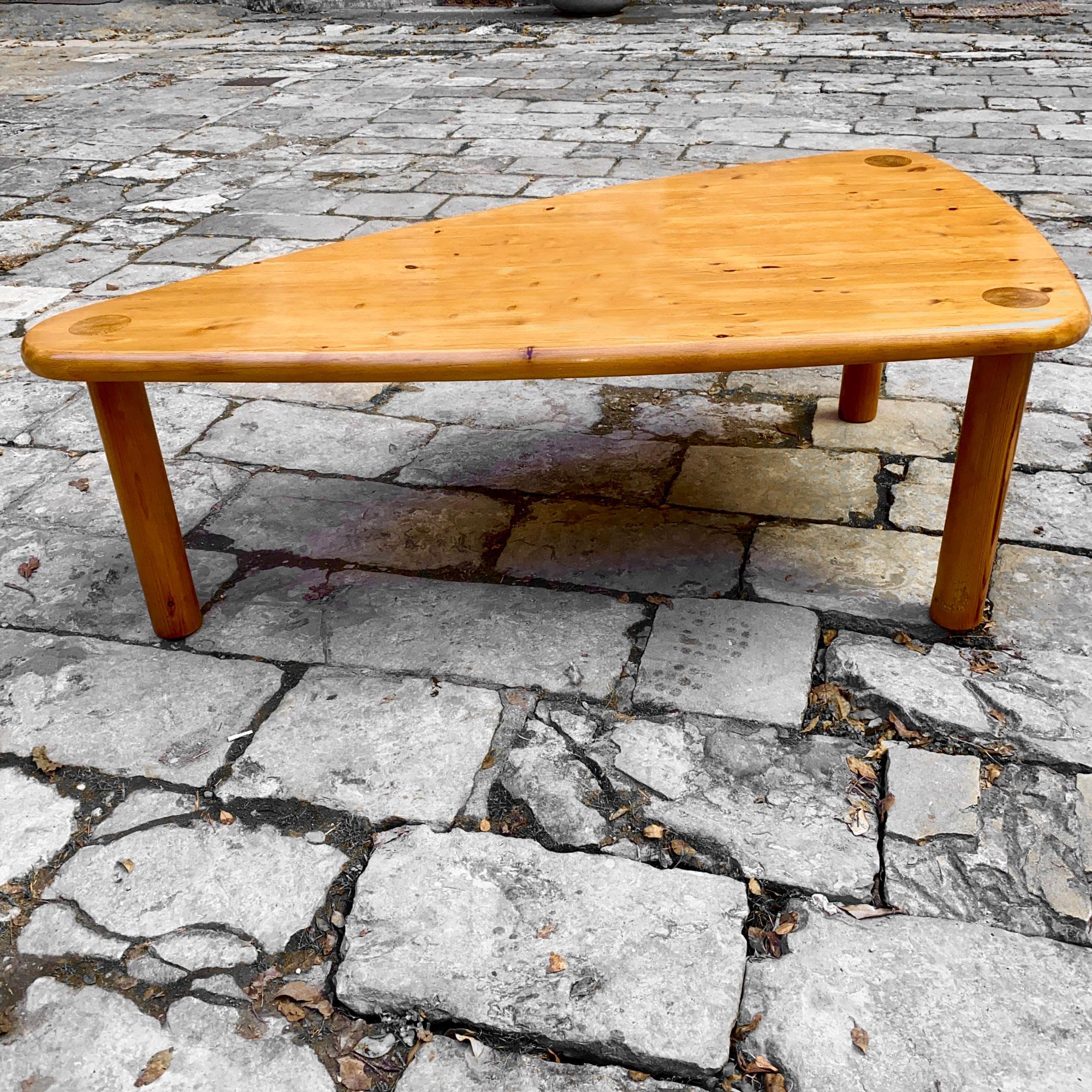 Table scandinave de forme libre en pin du nord dans l'esprit de Charlotte Perriand Bon état - En vente à Grenoble, FR