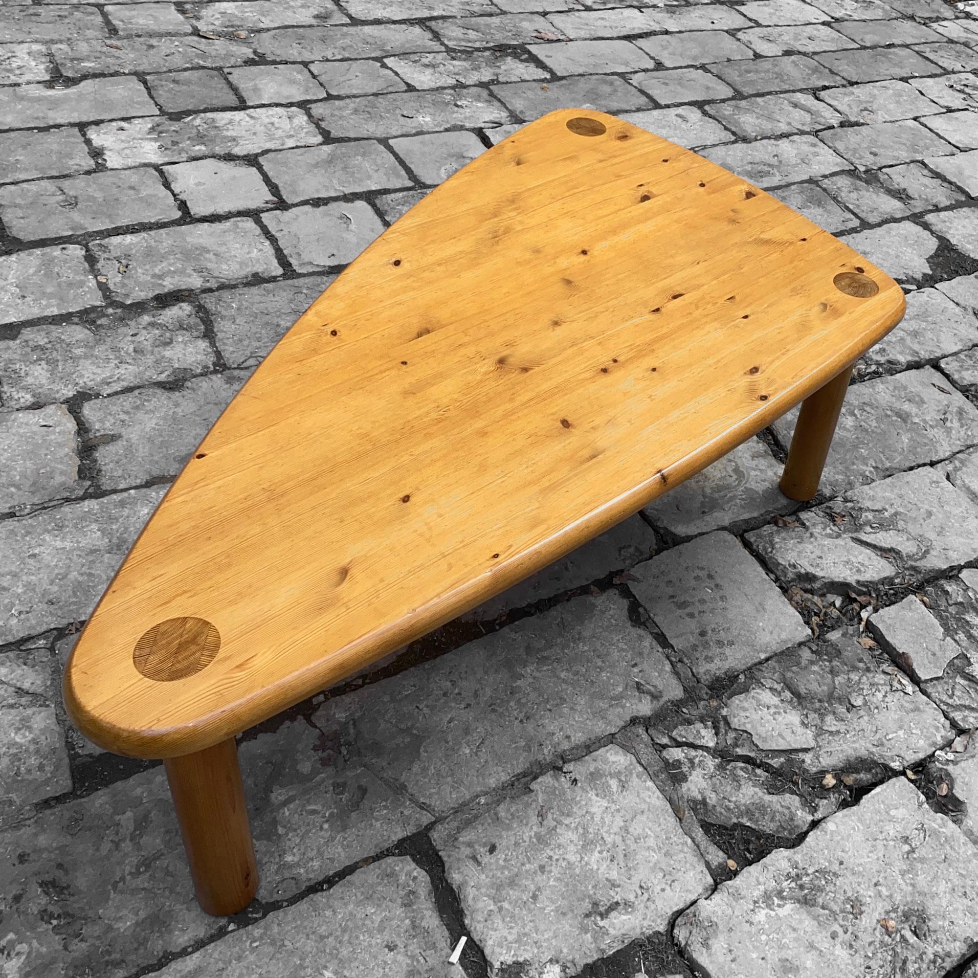 Milieu du XXe siècle Table scandinave de forme libre en pin du nord dans l'esprit de Charlotte Perriand en vente