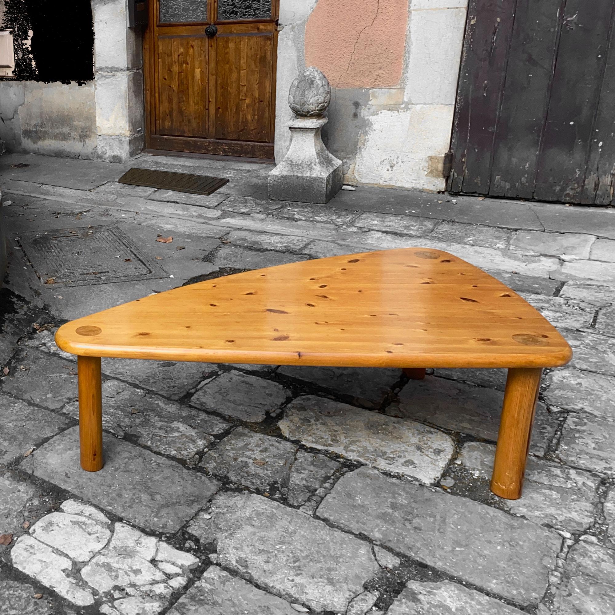 Pin Table scandinave de forme libre en pin du nord dans l'esprit de Charlotte Perriand en vente