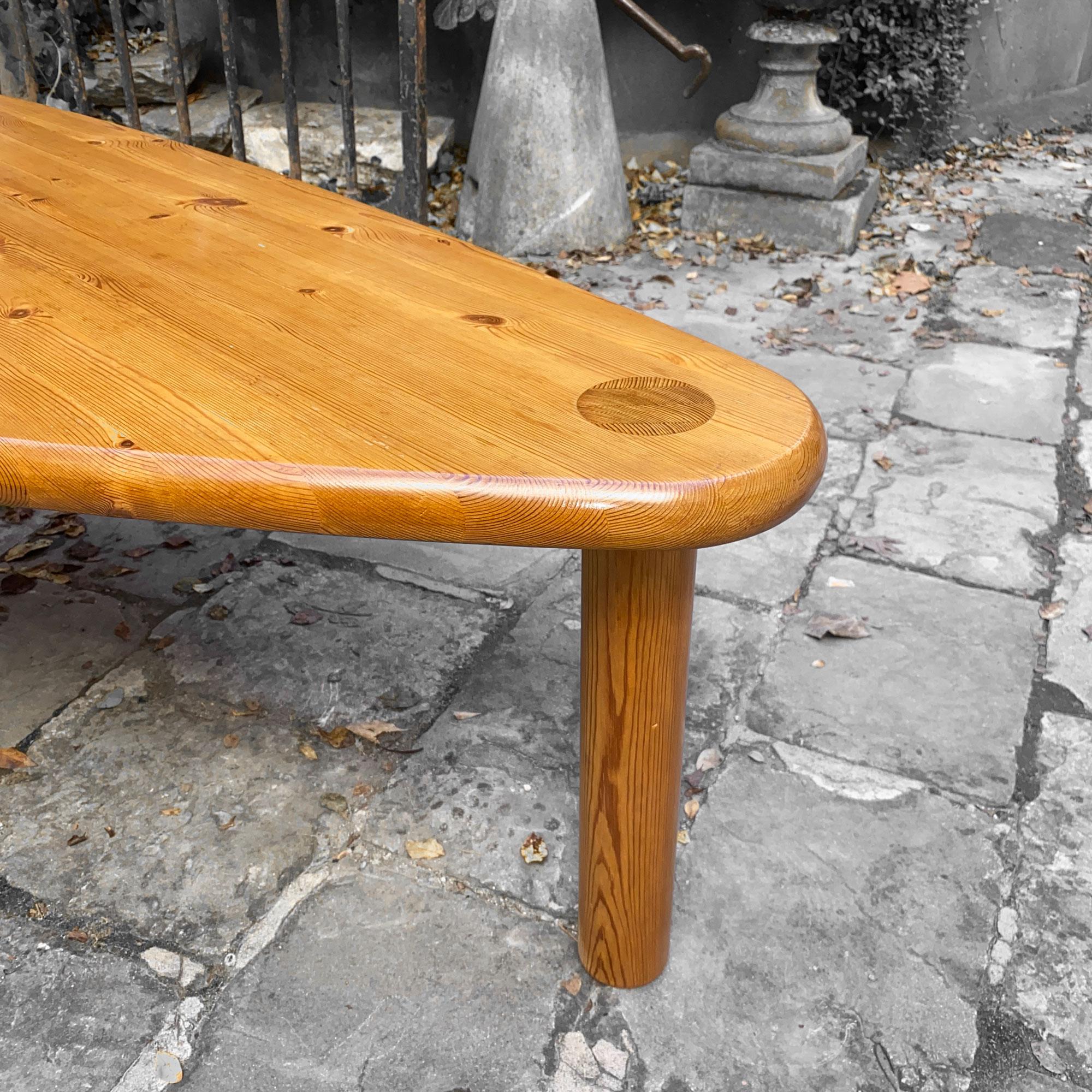 Table scandinave de forme libre en pin du nord dans l'esprit de Charlotte Perriand en vente 1