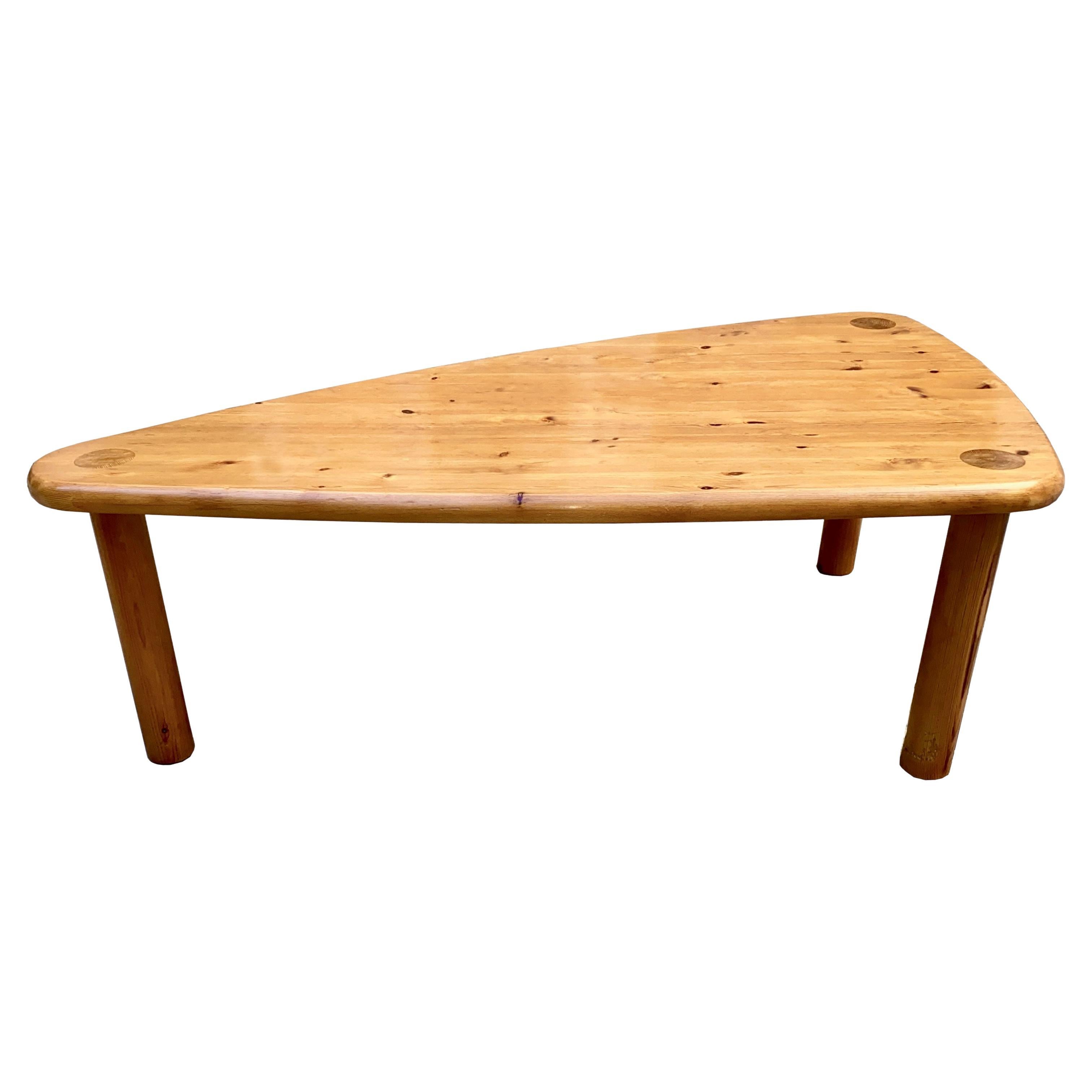 Table scandinave de forme libre en pin du nord dans l'esprit de Charlotte Perriand en vente