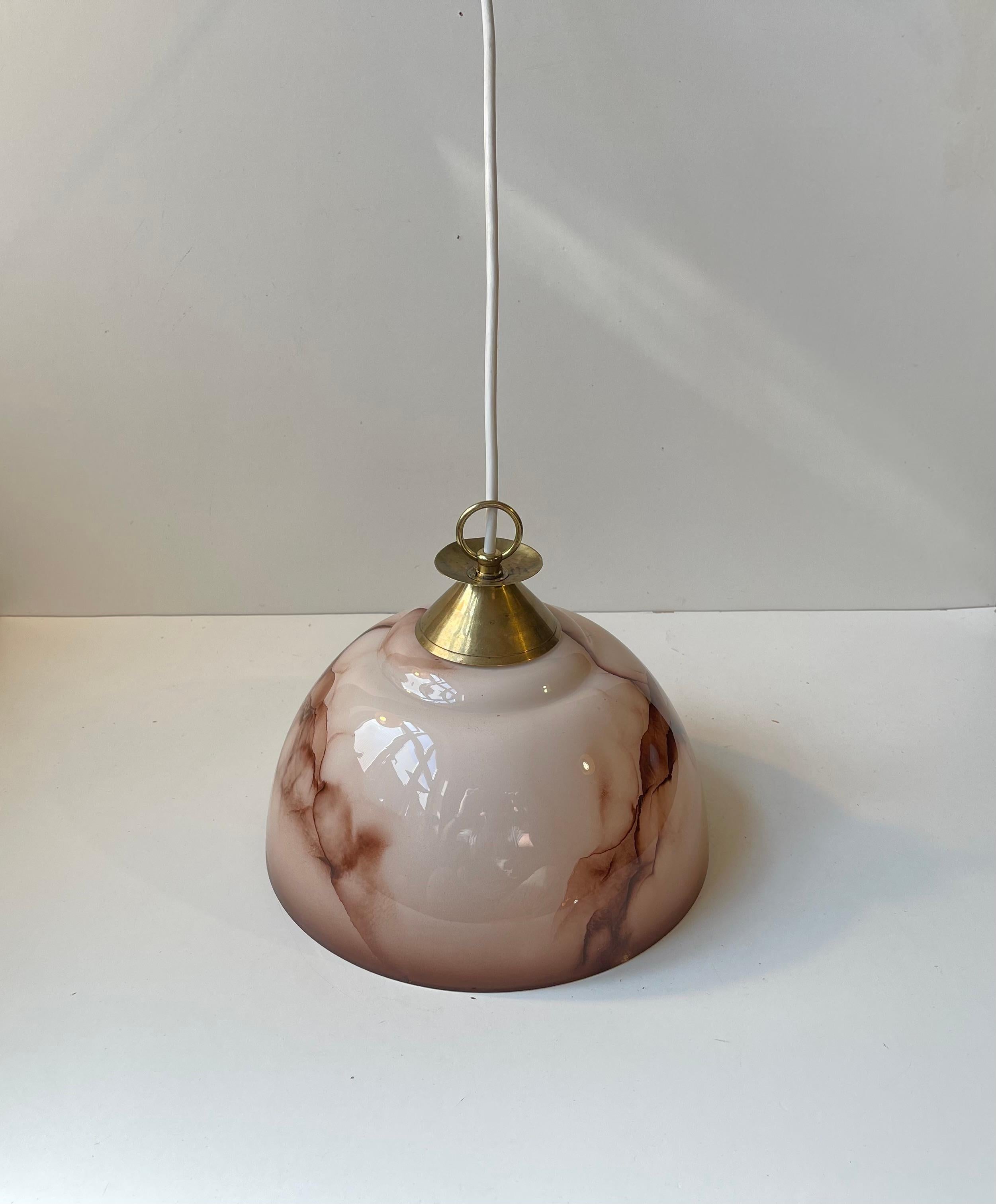 Art Déco Lampada da soffitto scandinava funzionalista in ottone e vetro di marmo rosa, anni '40 in vendita