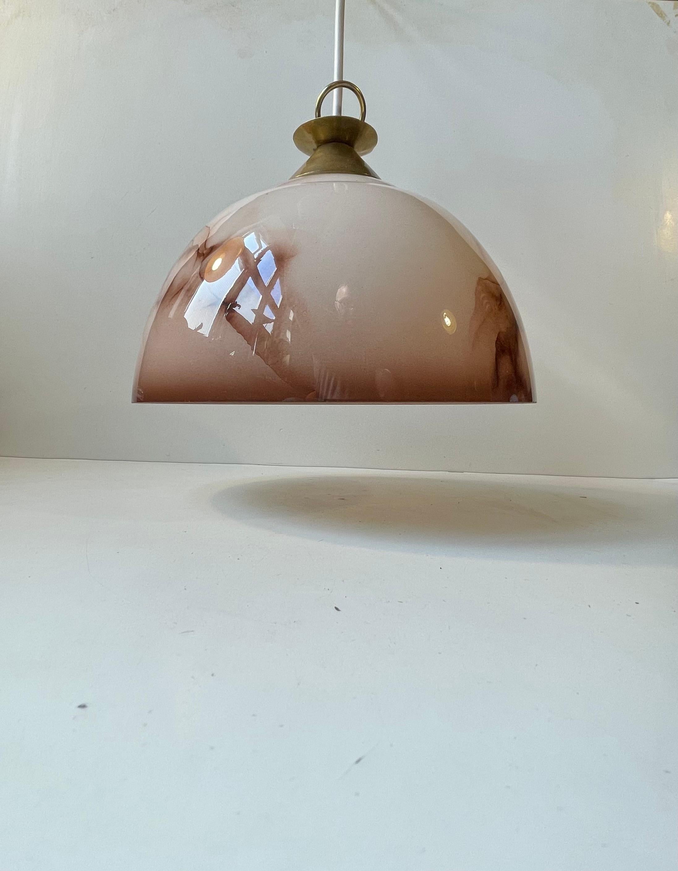 Scandinavo Lampada da soffitto scandinava funzionalista in ottone e vetro di marmo rosa, anni '40 in vendita