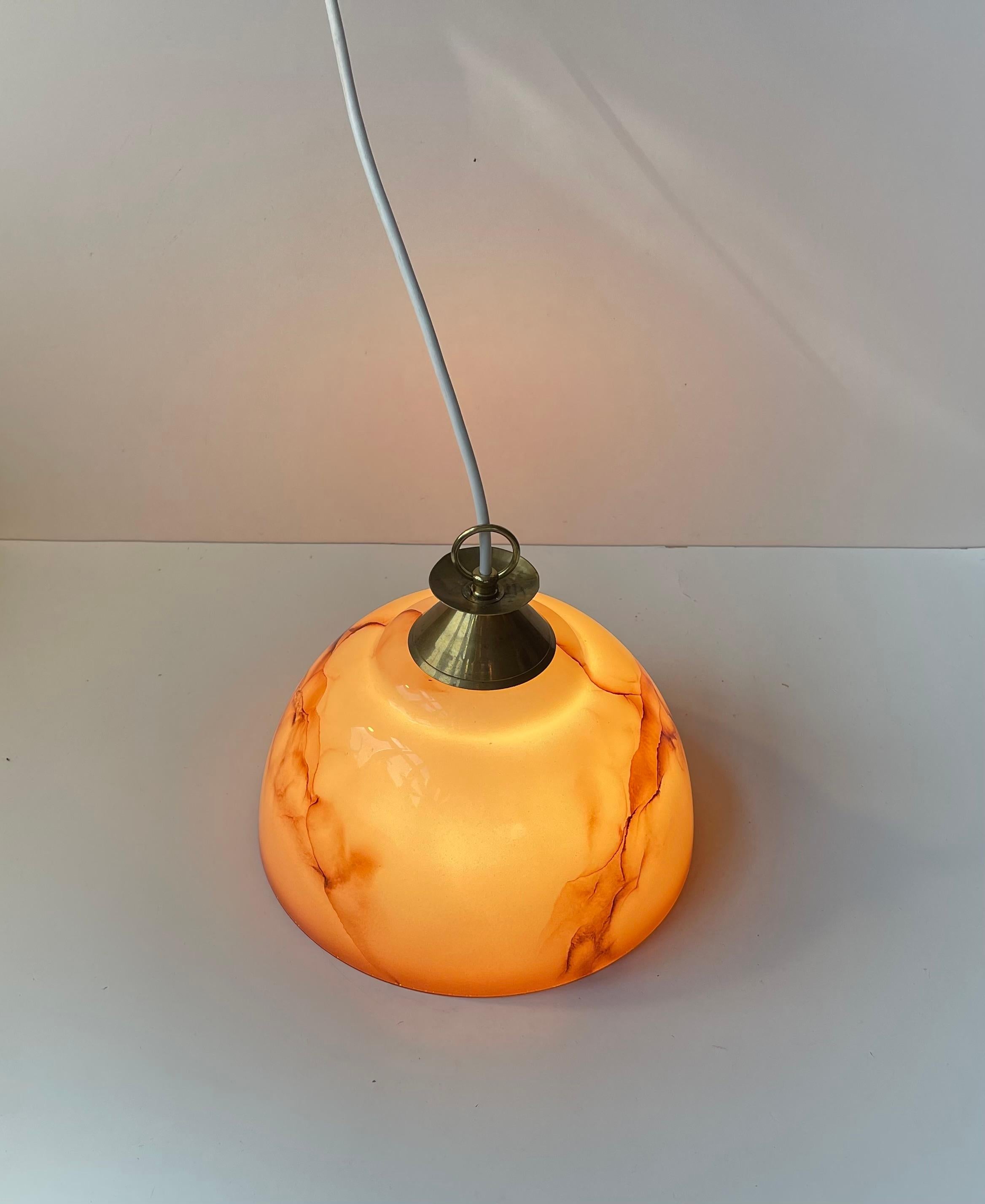 Lampada da soffitto scandinava funzionalista in ottone e vetro di marmo rosa, anni '40 in vendita 1