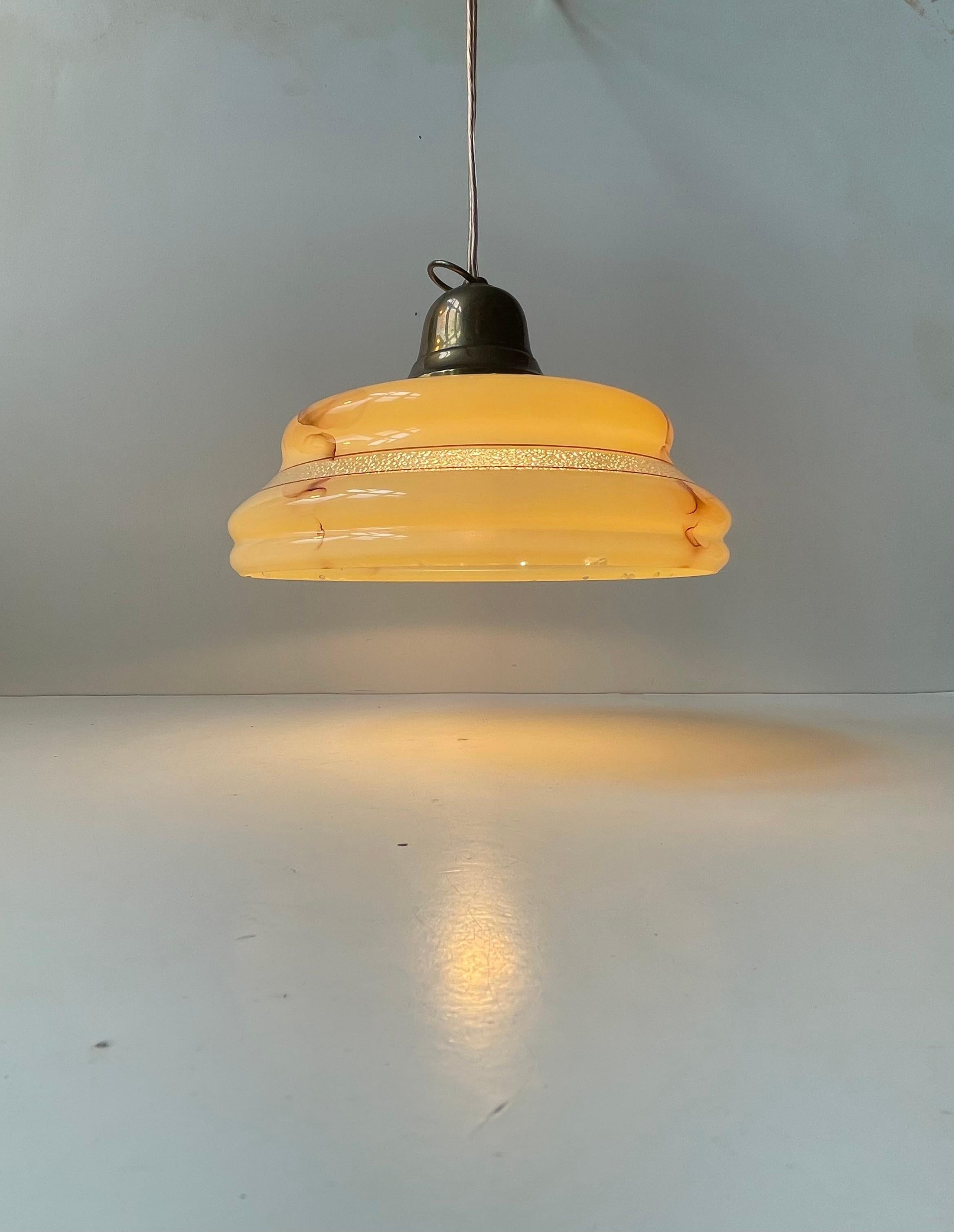 Art Déco Lampada da soffitto scandinava funzionalista in ottone e vetro marmorizzato, anni '40 in vendita
