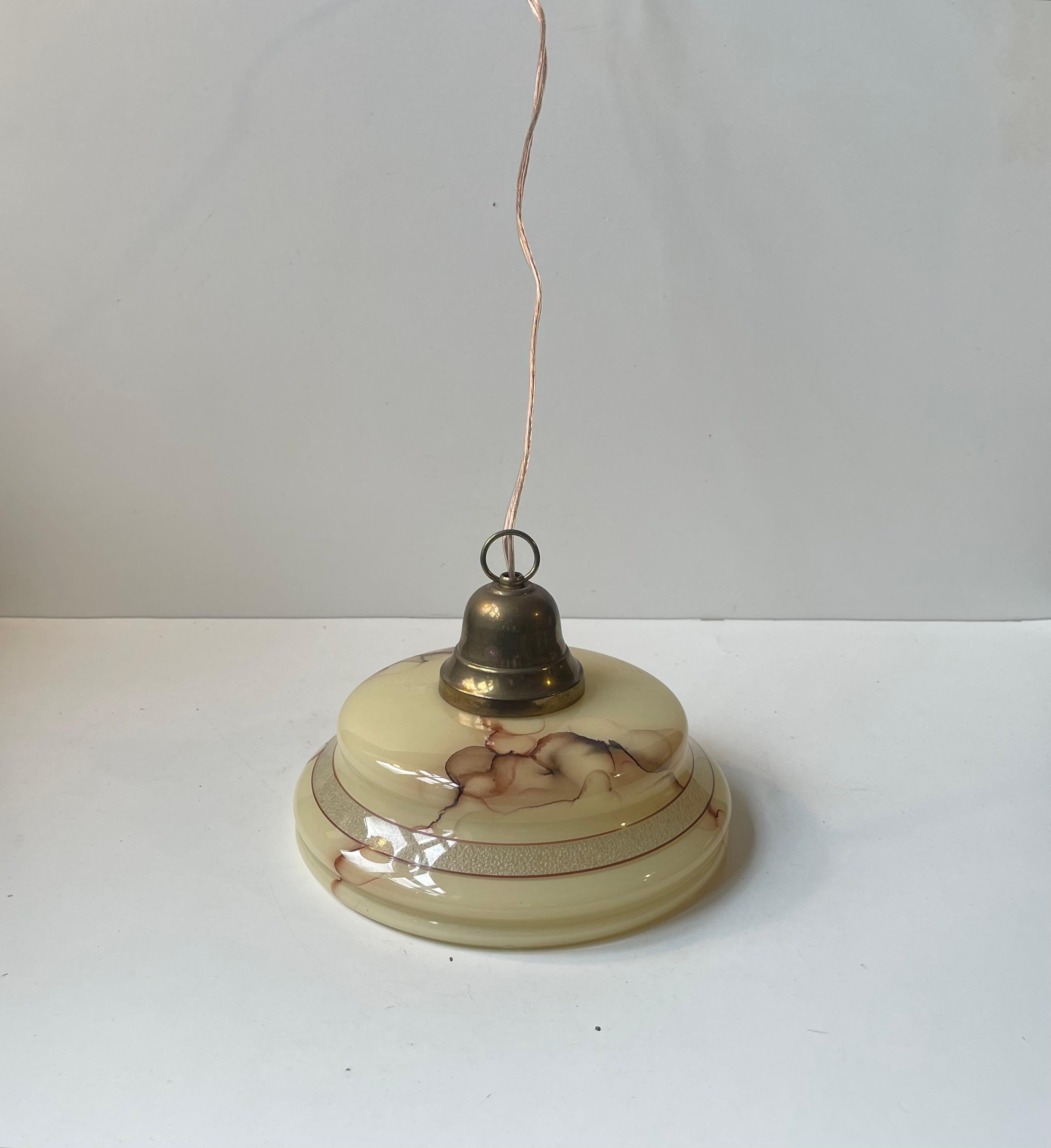 Scandinavo Lampada da soffitto scandinava funzionalista in ottone e vetro marmorizzato, anni '40 in vendita