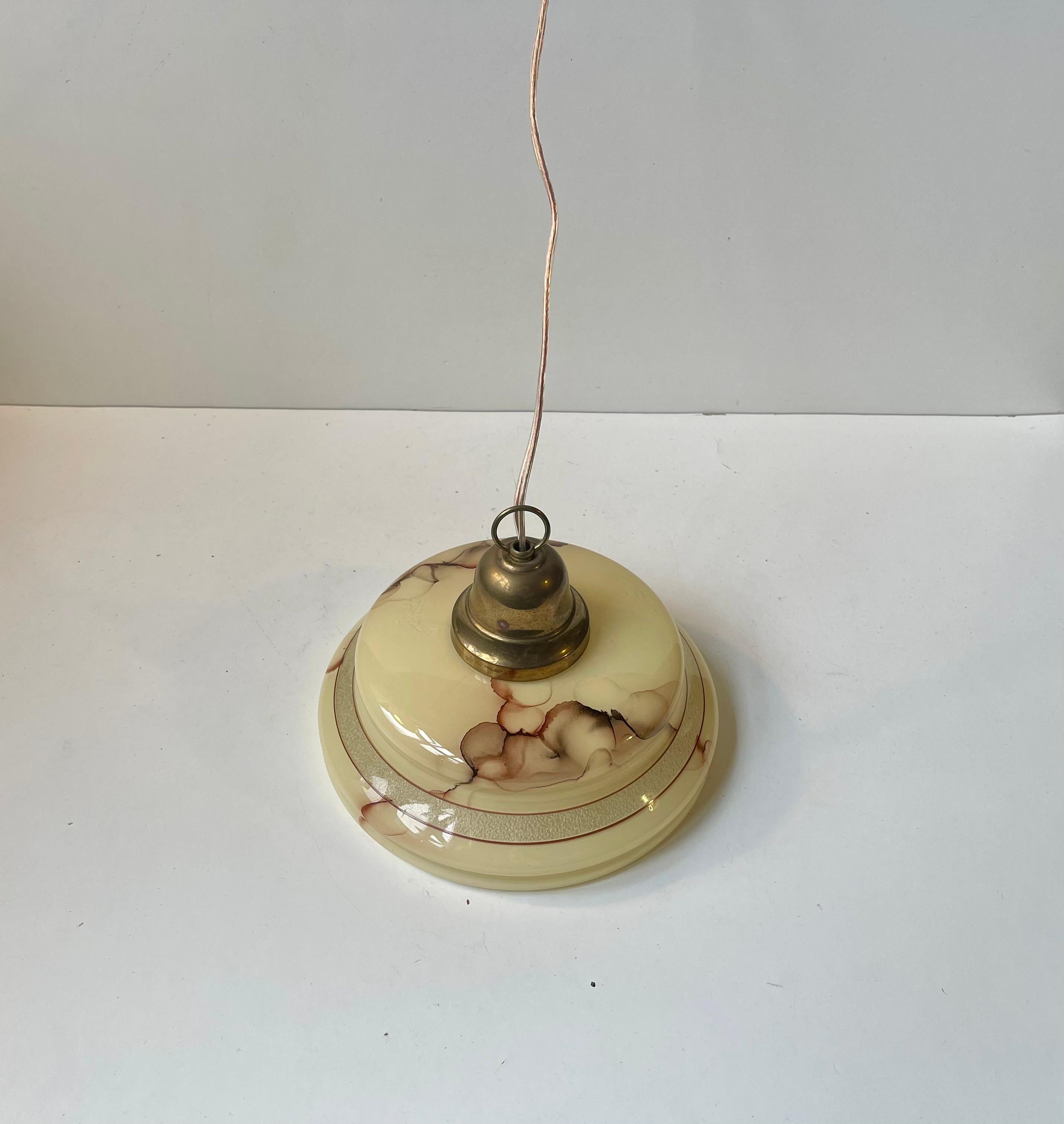 Lampada da soffitto scandinava funzionalista in ottone e vetro marmorizzato, anni '40 In condizioni buone in vendita a Esbjerg, DK