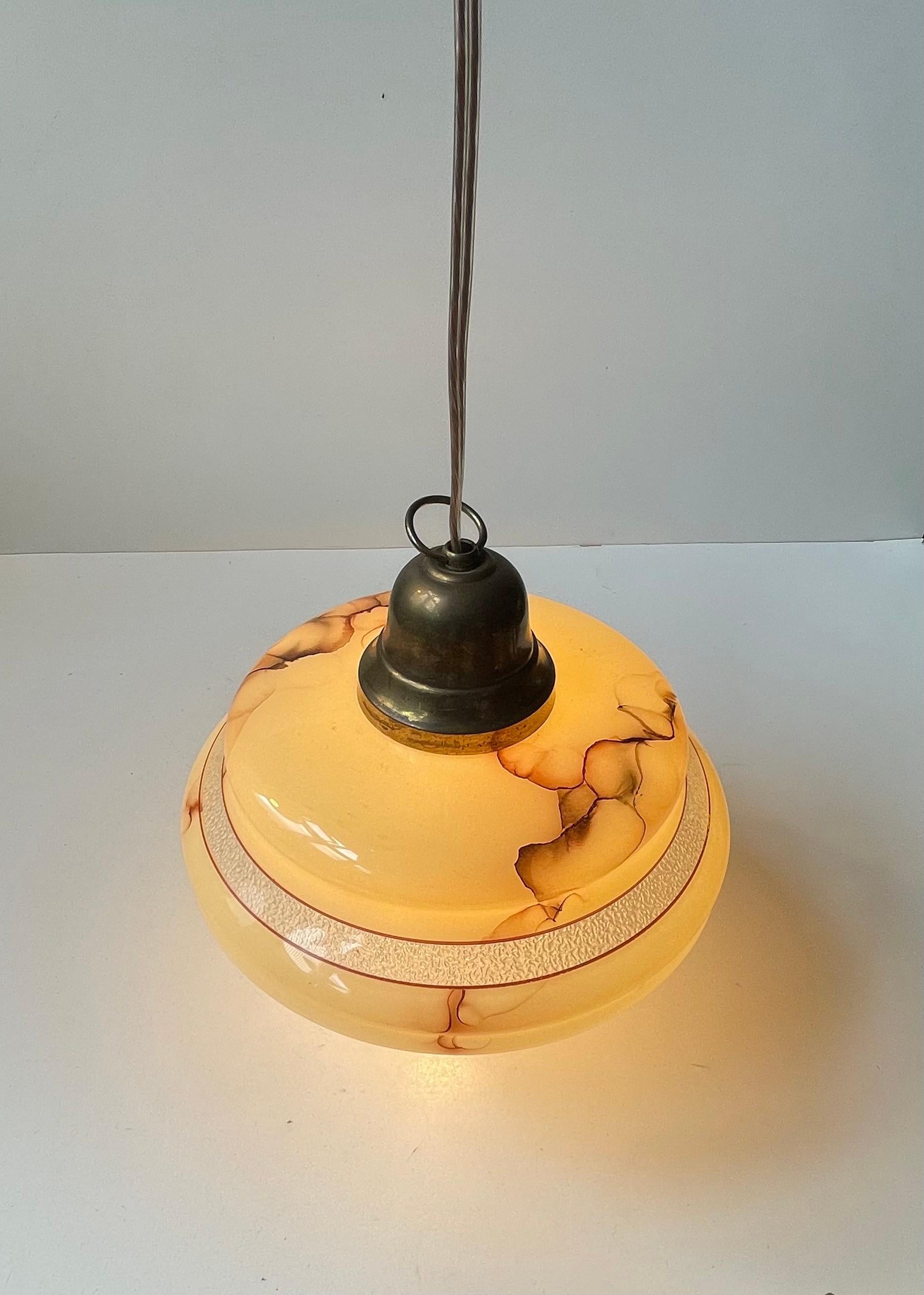 Lampada da soffitto scandinava funzionalista in ottone e vetro marmorizzato, anni '40 in vendita 2