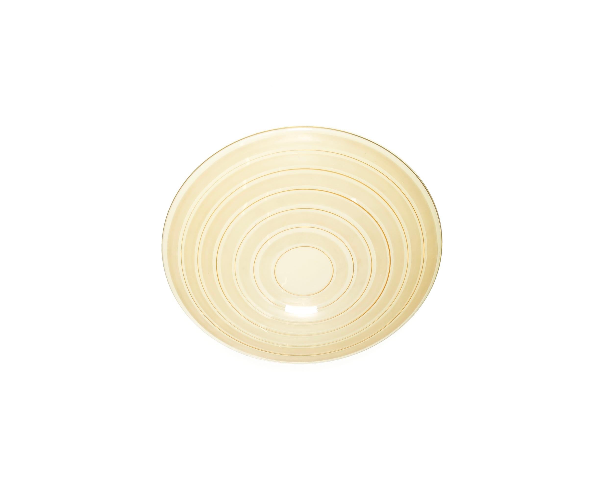 Maravillosa, decorativa y gran lámpara de techo de cristal opalino con base de metal cromado. Diseñado y fabricado en Noruega desde la primera mitad de la década de 1950. La lámpara funciona perfectamente y se encuentra en buen estado. Está equipado