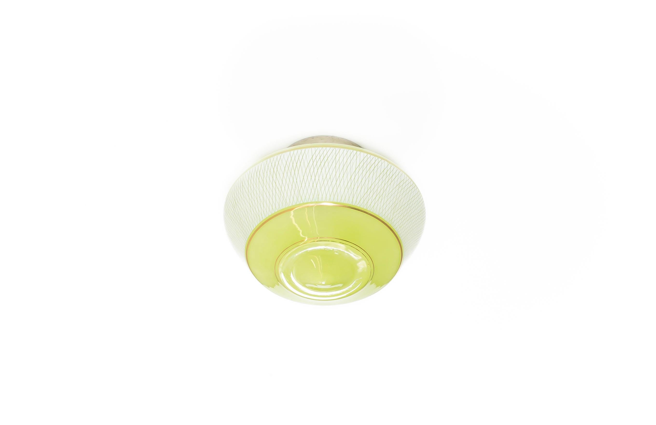 Merveilleux plafonnier avec un abat-jour en verre décoré et une base en métal chromé. Conçue et fabriquée en Norvège à partir de la première moitié des années 1950. La lampe fonctionne parfaitement et est en bon état. Elle est équipée d'une douille