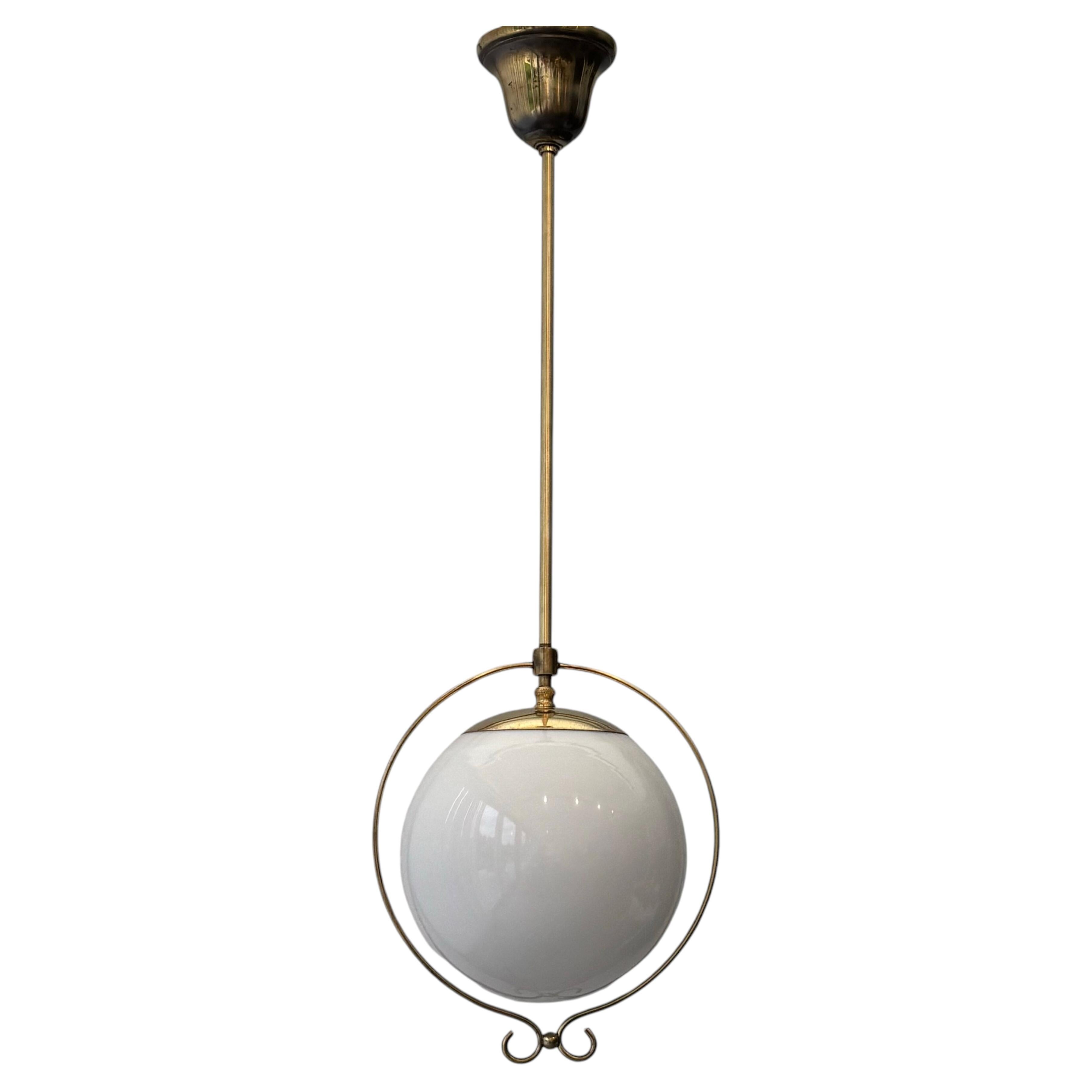 Lampe suspendue sphérique de style fonctionnaliste scandinave, en verre et laiton, Suède, années 1930
