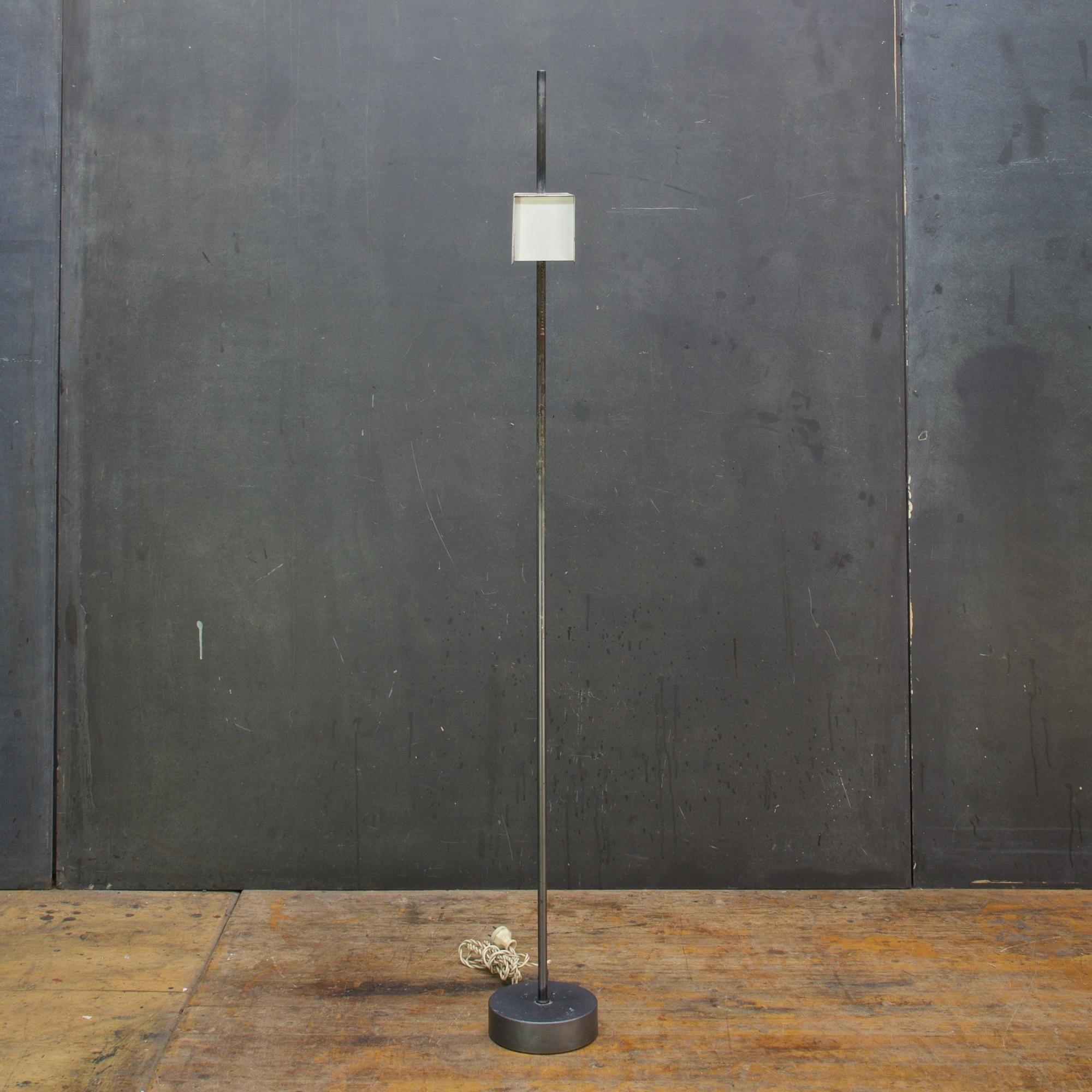Heavily patinated and worn minimalist floor lamp by the Swedish master, Hans Ange Jakobsson. Right out of the old original owner estate. Sold as-is, lost of wear all around, this lamp was well used and loved. Fully functional, with smooth pull