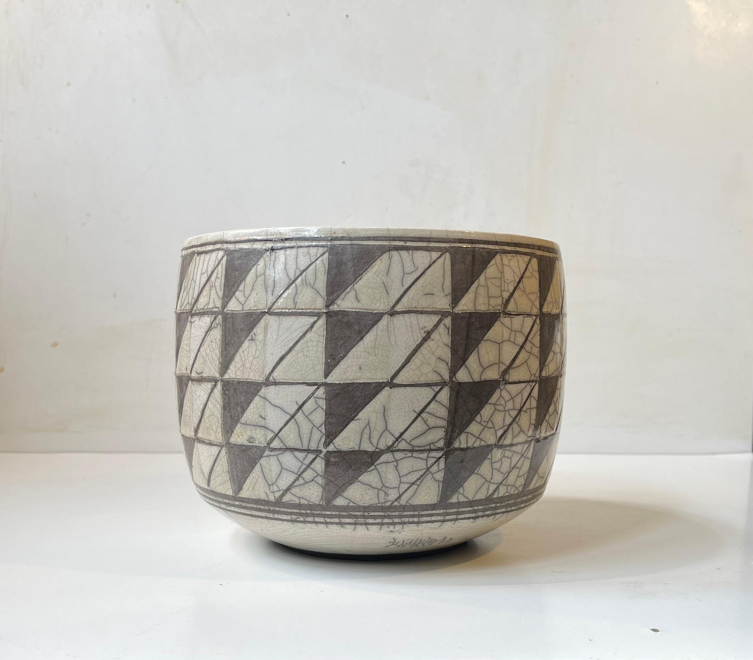 Eine stilvolle Schale oder ein eleganter Übertopf aus glasiertem Raku-Steinzeug. Ausgeführt mit einem von Hand glasierten geometrischen Muster. Anonymer skandinavischer Designer/Macher im Stil von Gertrud Vasegaard und Bente Brosbøl Hansen. Dieses