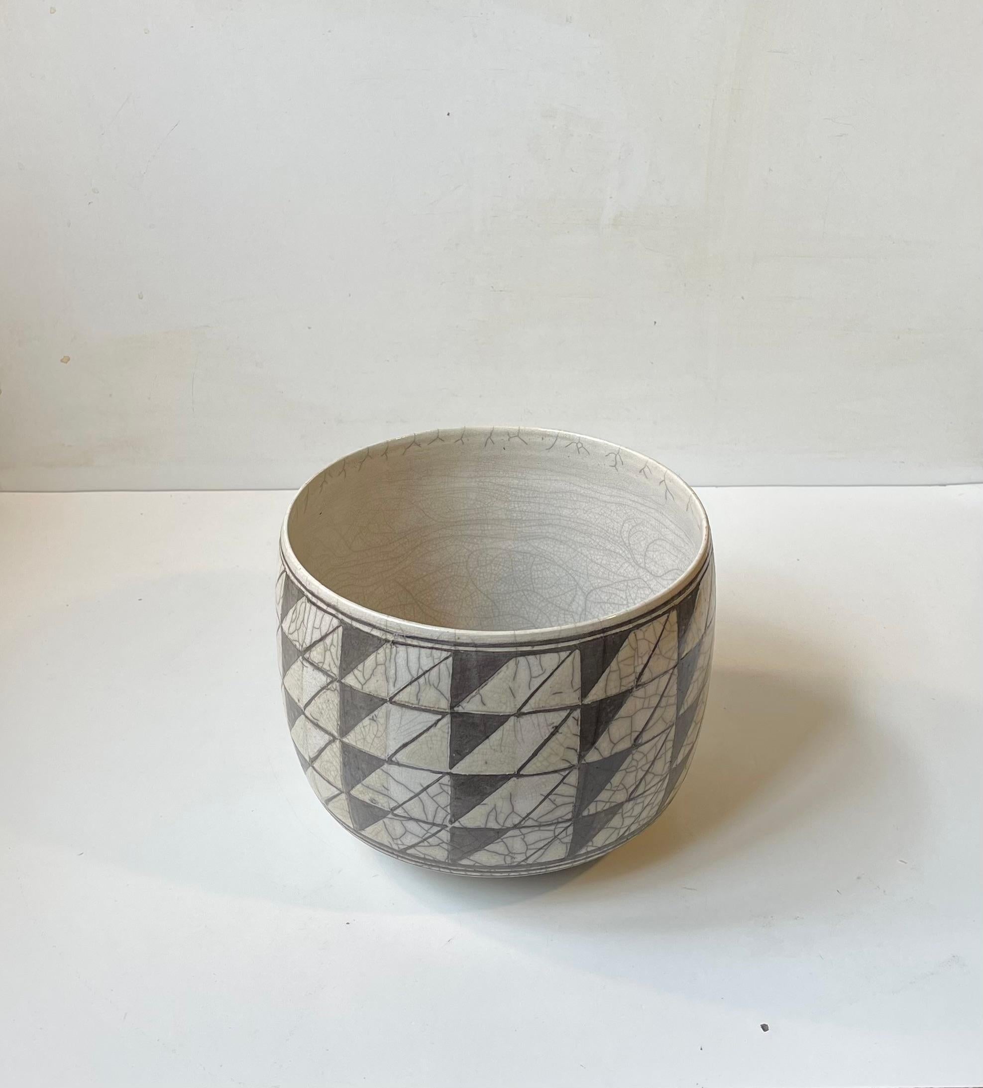 Skandinavische geometrische Schale oder Pflanzgefäß aus Keramik in Raku-Glasur (Skandinavische Moderne) im Angebot