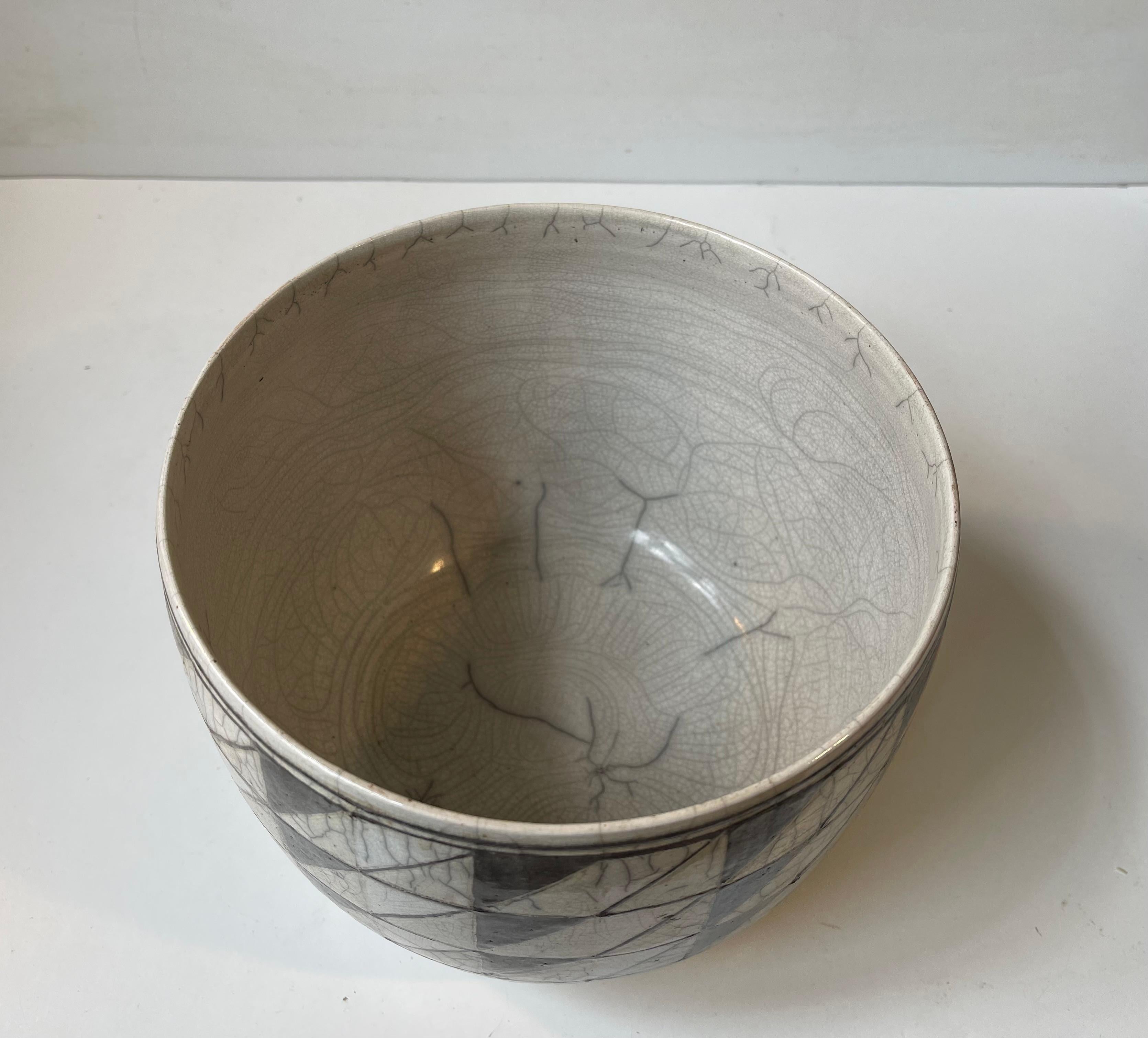 Skandinavische geometrische Schale oder Pflanzgefäß aus Keramik in Raku-Glasur (Glasiert) im Angebot