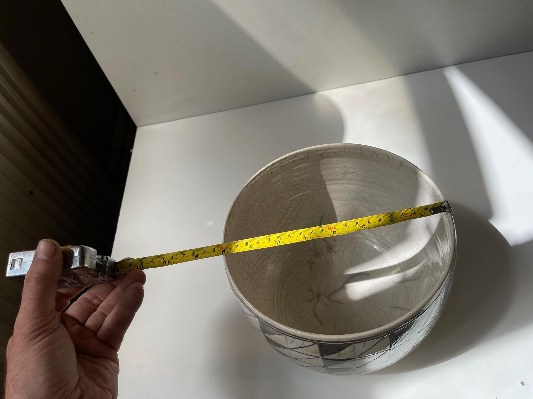 Skandinavische geometrische Schale oder Pflanzgefäß aus Keramik in Raku-Glasur (20. Jahrhundert) im Angebot