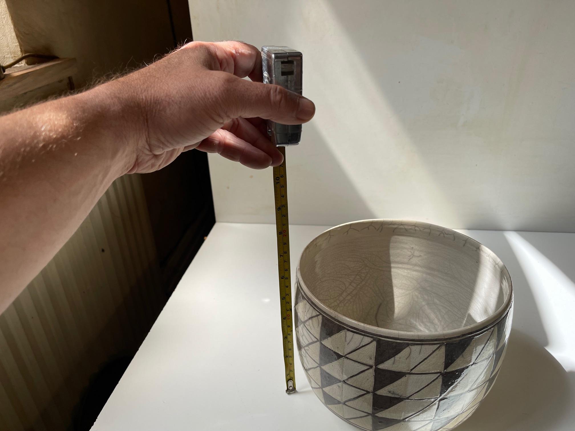 Skandinavische geometrische Schale oder Pflanzgefäß aus Keramik in Raku-Glasur (Steingut) im Angebot