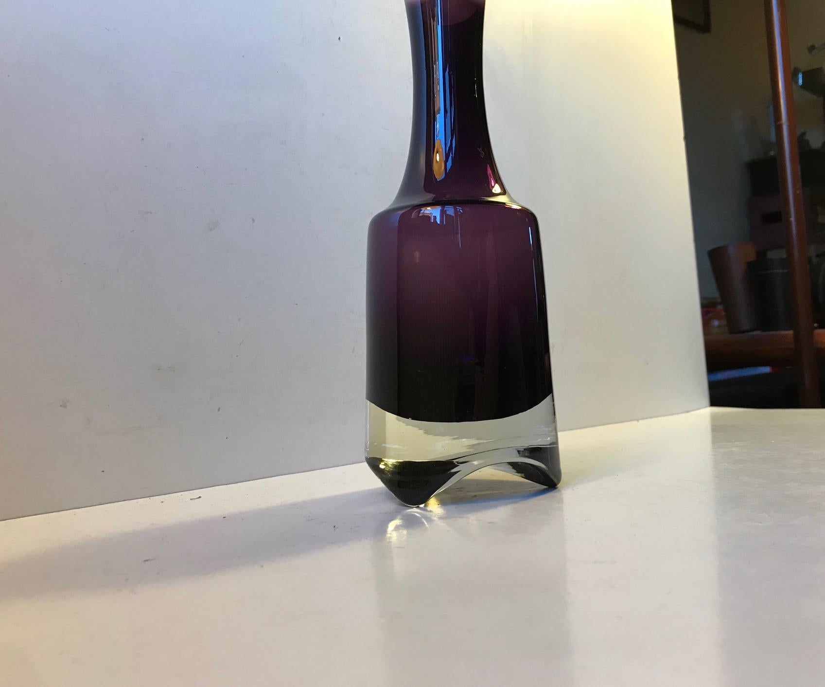 Decantador escandinavo de ginebra en vidrio Sommerso morado, años 70 Escandinavo en venta