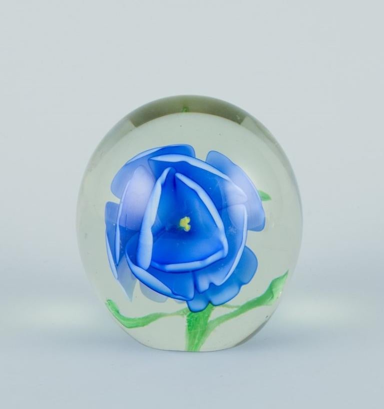 Skandinavische Glaskünstlerin. 
Set von vier Briefbeschwerern aus Kunstglas. In das Glas eingelassene Blumenmotive und mehr. Handgefertigt.
Etwa in den 1980er Jahren.
In perfektem Zustand.
Abmessungen: H 5,0 - 7,0 cm x T 5,0 - 5,5 cm.
