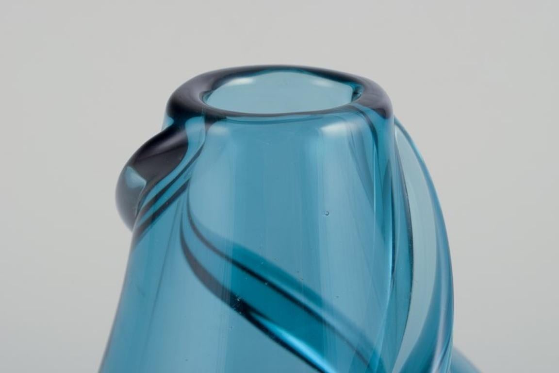 Scandinave moderne Artiste verrier scandinave. Vase d'art fait à la main en verre turquoise. en vente