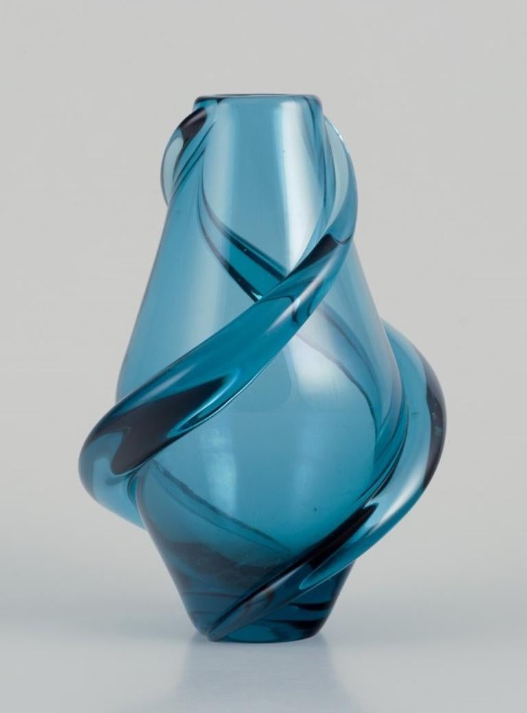 Scandinave Artiste verrier scandinave. Vase d'art fait à la main en verre turquoise. en vente