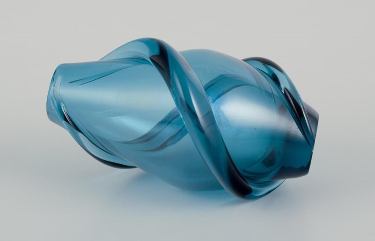 Artiste verrier scandinave. Vase d'art fait à la main en verre turquoise. Excellent état - En vente à Copenhagen, DK
