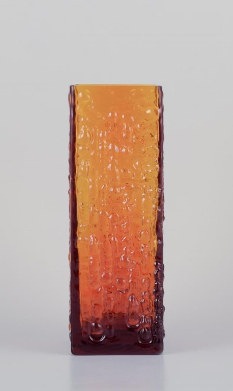 Scandinavo Artista del vetro scandinavo. Grande vaso in vetro artistico di colore ambrato. in vendita