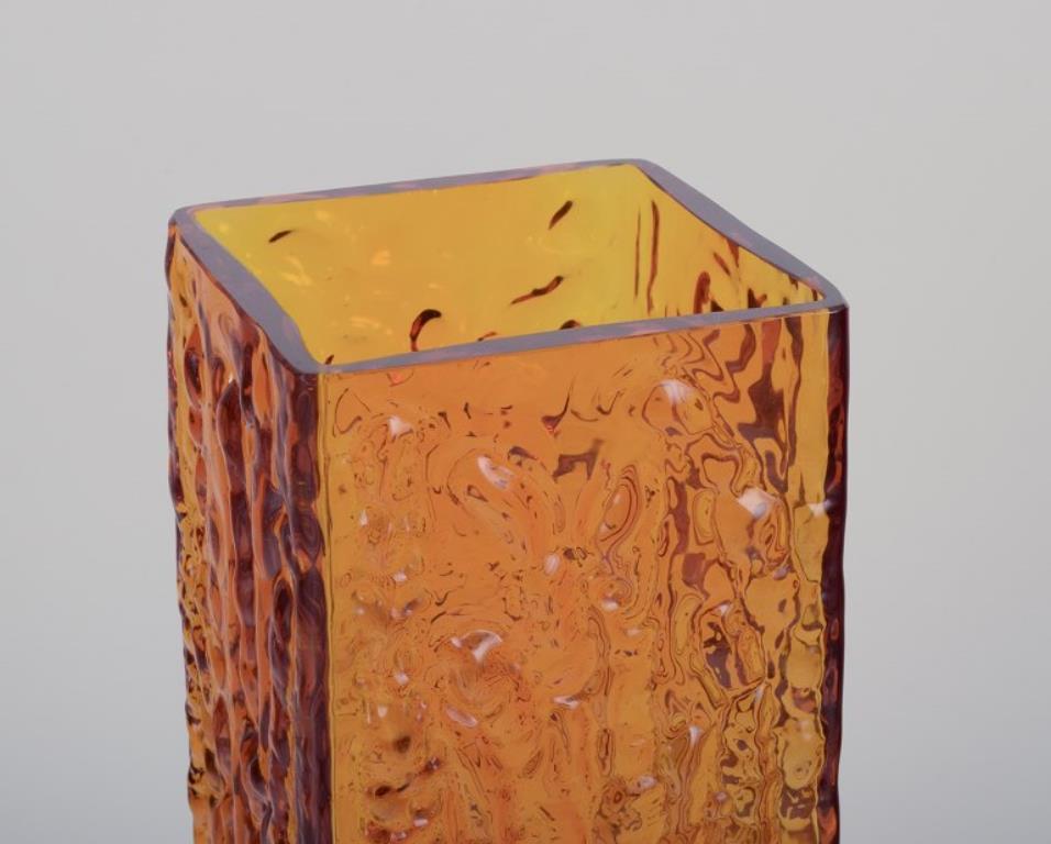 Smaltato Artista del vetro scandinavo. Grande vaso in vetro artistico di colore ambrato. in vendita