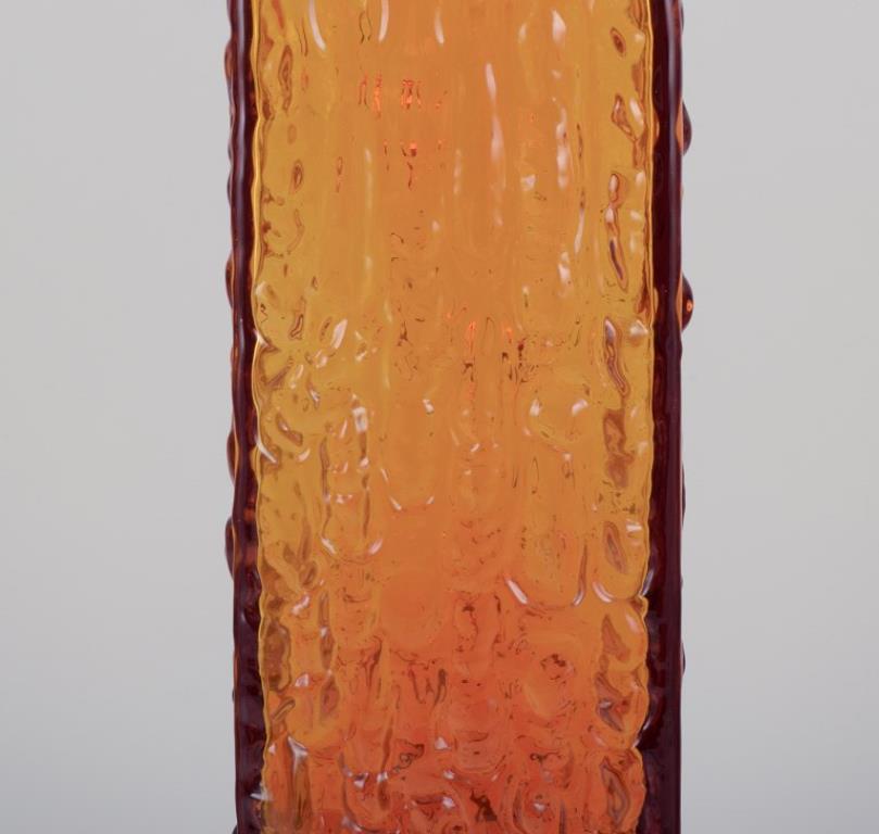 Fine XX secolo Artista del vetro scandinavo. Grande vaso in vetro artistico di colore ambrato. in vendita