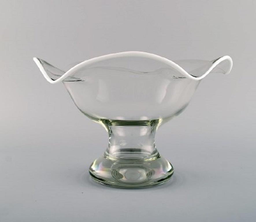 Scandinavian glass artist. Large bowl in mouth-blown art glass, 1960s-1970s.
Measures: 25 x 15 cm.
In very good condition.