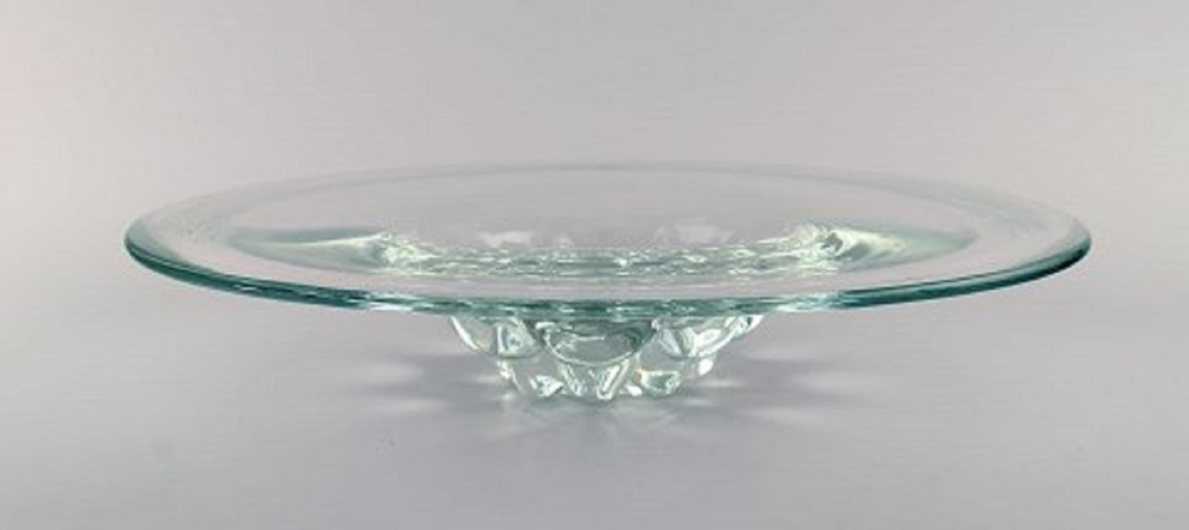 Scandinavian glass artist. Large bowl in mouth-blown art glass, 1960s-1970s.
Measures: 37.5 x 7.5 cm.
In very good condition.