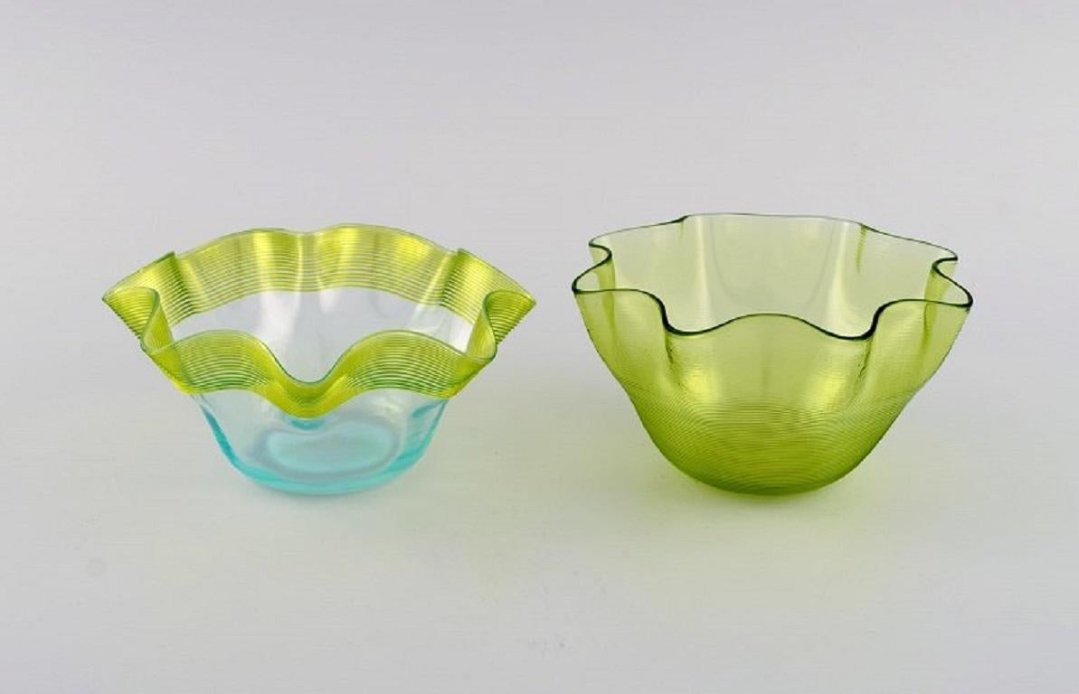 Scandinavian glass artist. 
Plate and two bowls in mouth-blown art glass with wavy edges. The 1980s.
Largest bowl measures: 14 x 6.5 cm.
Plate diameter: 16 cm.
In excellent condition.