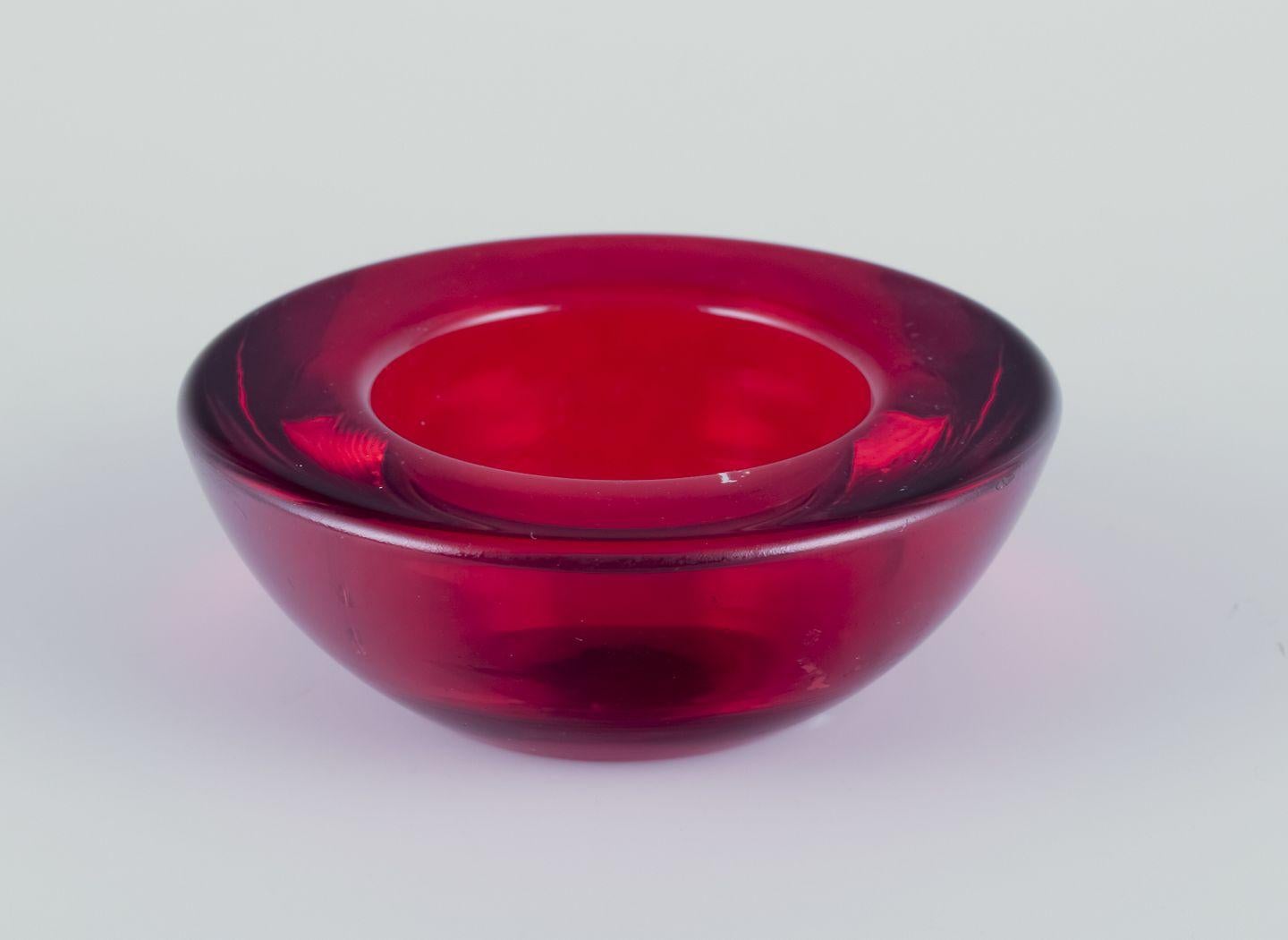 Scandinave Artiste verrier scandinave. Ensemble de neuf bougeoirs en verre rouge bourgogne. en vente