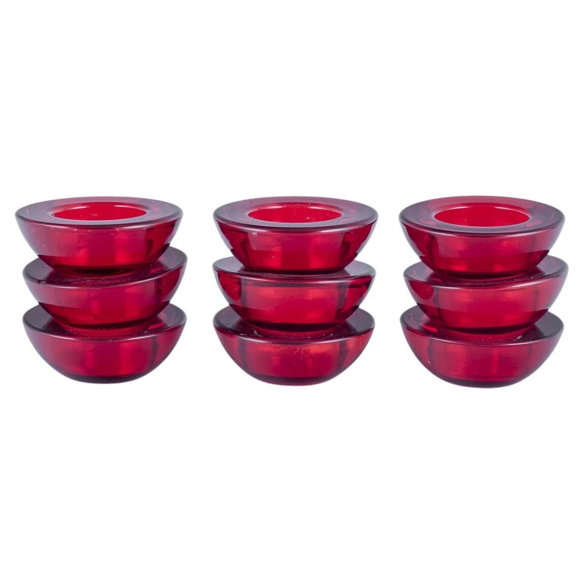 Artiste verrier scandinave. Ensemble de neuf bougeoirs en verre rouge bourgogne.