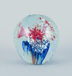 Scandinavian glass artist. Set of three paperweights in art glass. Flower motifs