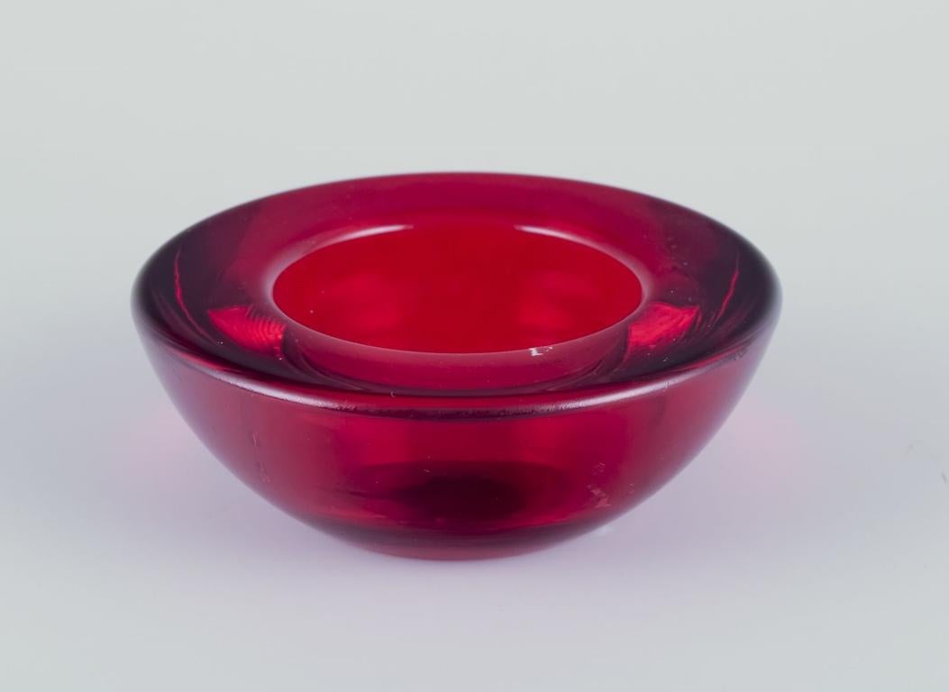 Scandinave Artiste verrier scandinave. Ensemble de douze bougeoirs en verre rouge bourgogne. en vente
