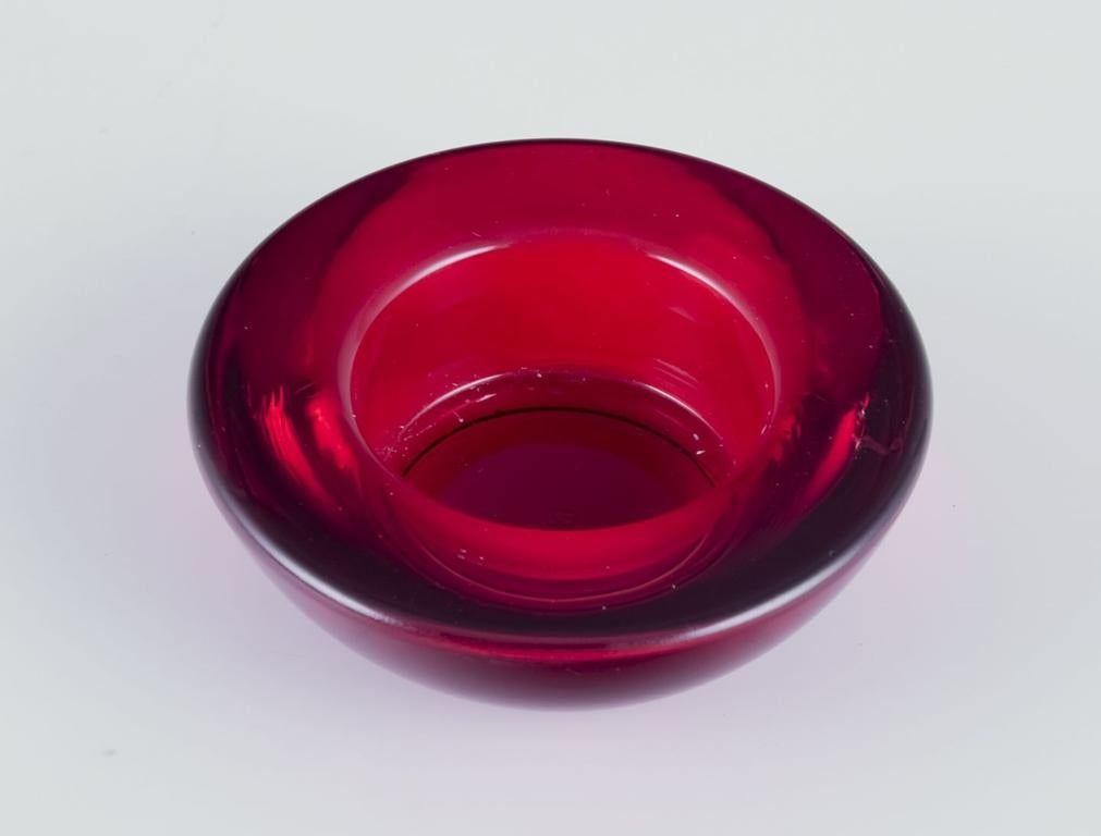 Artiste verrier scandinave. Ensemble de douze bougeoirs en verre rouge bourgogne. Excellent état - En vente à Copenhagen, DK