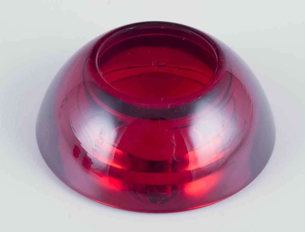 20ième siècle Artiste verrier scandinave. Ensemble de douze bougeoirs en verre rouge bourgogne. en vente